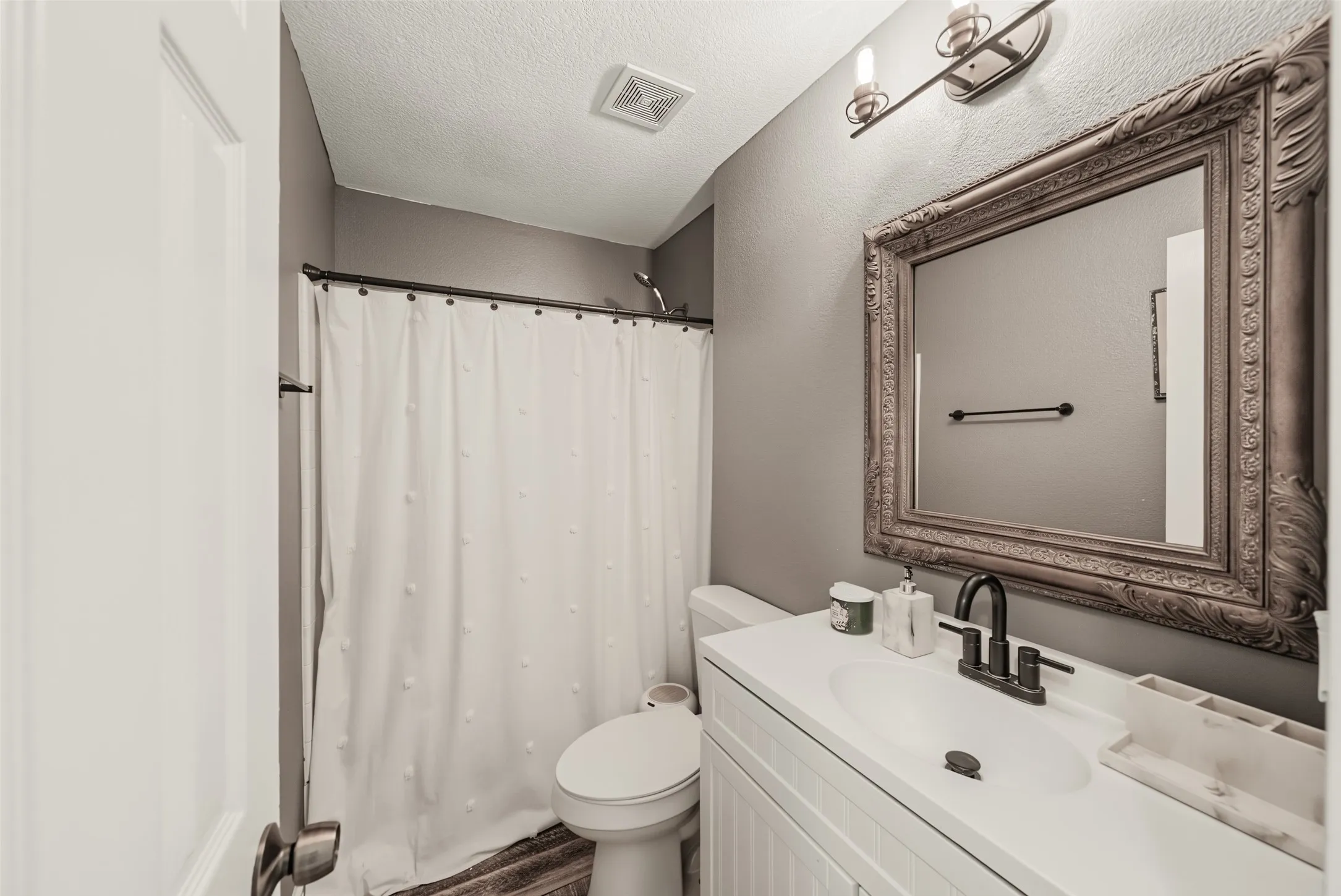 Single Family Residence For Sale in Dallas County , 8015 Leigh Ann Drive, Dallas, Texas 75232, 4 Bedroom, 2 Bathroom, 2 Garage spaces, 1,461 Sqft, built in 2008, mls#21339009, Real Estate Agent in Dallas, Homes For Sale in Dallas county, Homes For Sale in Dallas, Realtor in Dallas Texas, Real Estate Brokerage Independent Realty Texas, Luminita Cordes Realtor