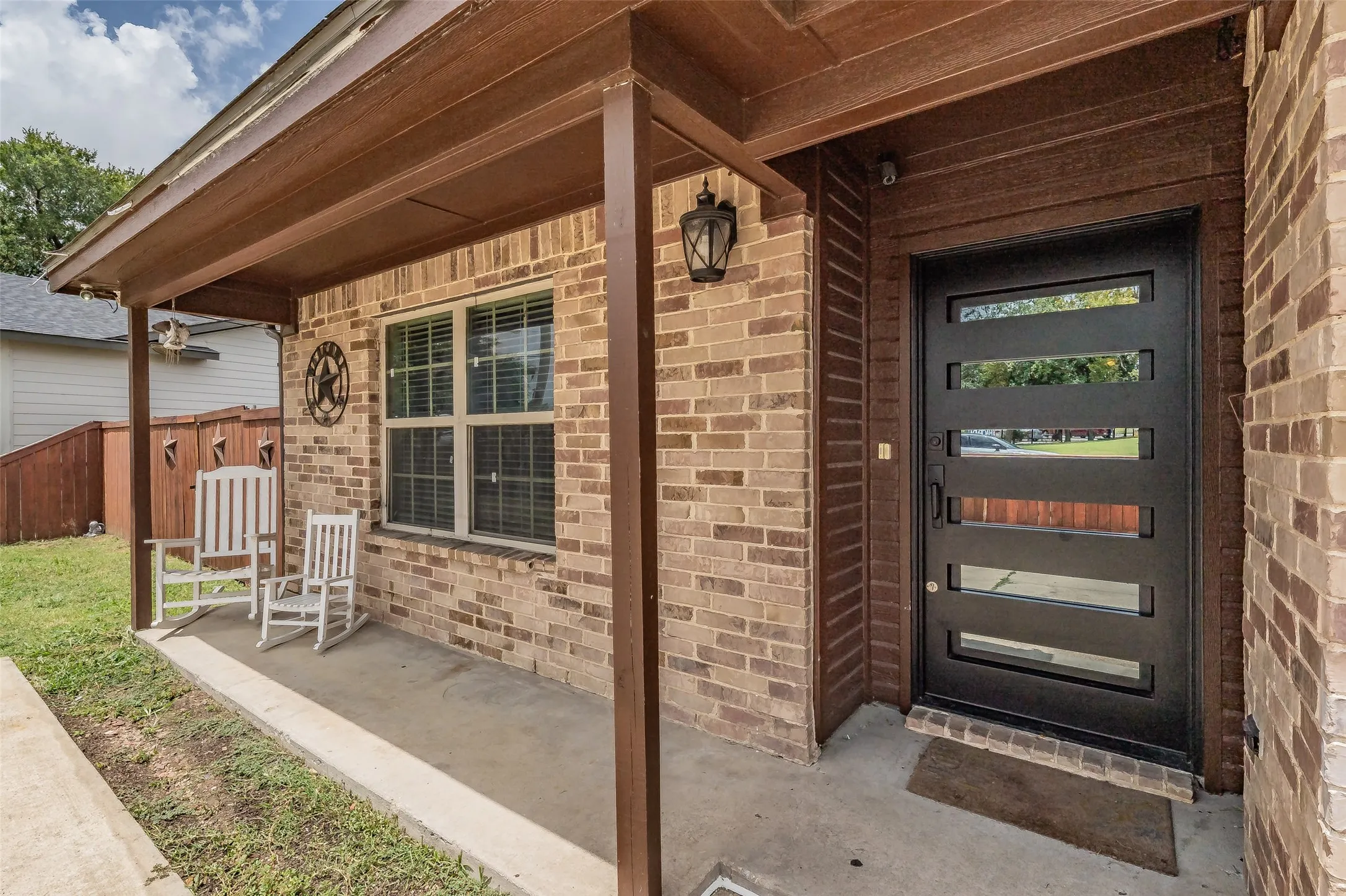 Single Family Residence For Sale in Dallas County , 8015 Leigh Ann Drive, Dallas, Texas 75232, 4 Bedroom, 2 Bathroom, 2 Garage spaces, 1,461 Sqft, built in 2008, mls#21339009, Real Estate Agent in Dallas, Homes For Sale in Dallas county, Homes For Sale in Dallas, Realtor in Dallas Texas, Real Estate Brokerage Independent Realty Texas, Luminita Cordes Realtor
