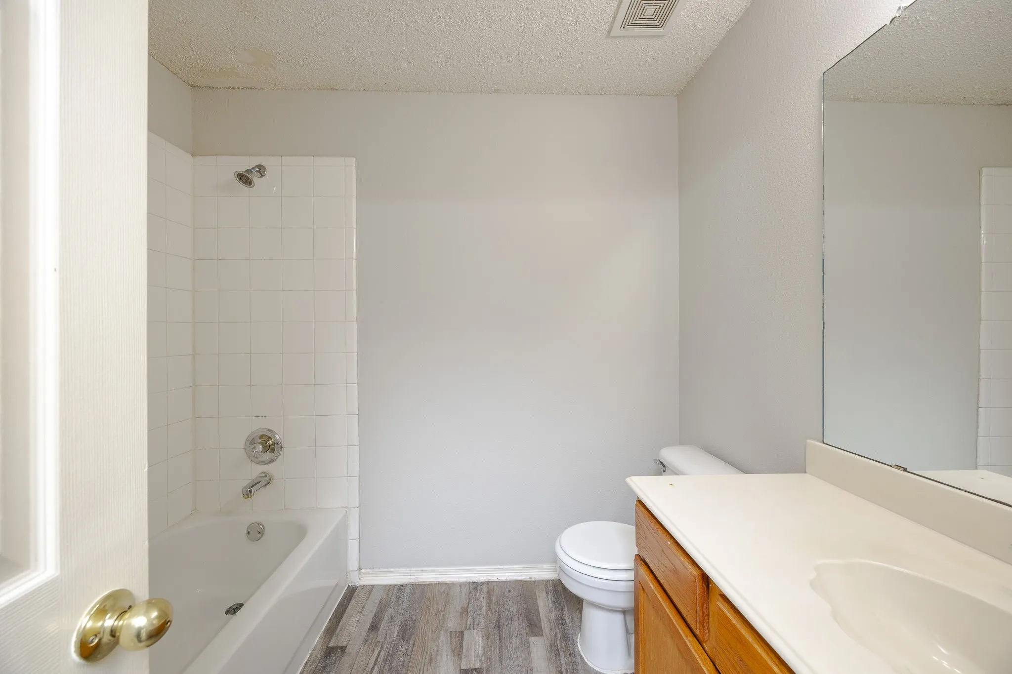 White subway tile bath/shower combination with chrome fixtures