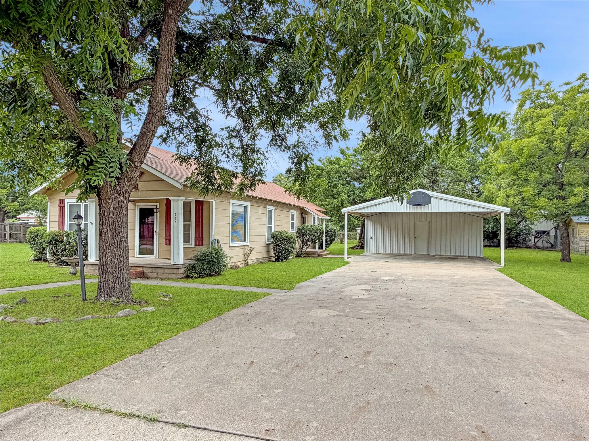 Single Family Residence For Sale in Eastland County , 112 Garvin Street, Eastland, Texas 76448, 3 Bedroom, 2 Bathroom, Garage spaces, 1,352 Sqft, built in 1940, mls#21334231, Real Estate Agent in Eastland, Homes For Sale in Eastland county, Homes For Sale in Eastland, Realtor in Eastland Texas, Real Estate Brokerage Independent Realty Texas, Luminita Cordes Realtor