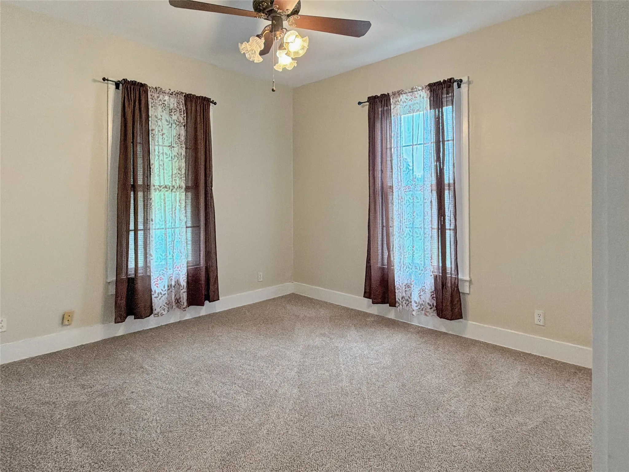 Single Family Residence For Sale in Eastland County , 112 Garvin Street, Eastland, Texas 76448, 3 Bedroom, 2 Bathroom, Garage spaces, 1,352 Sqft, built in 1940, mls#21334231, Real Estate Agent in Eastland, Homes For Sale in Eastland county, Homes For Sale in Eastland, Realtor in Eastland Texas, Real Estate Brokerage Independent Realty Texas, Luminita Cordes Realtor
