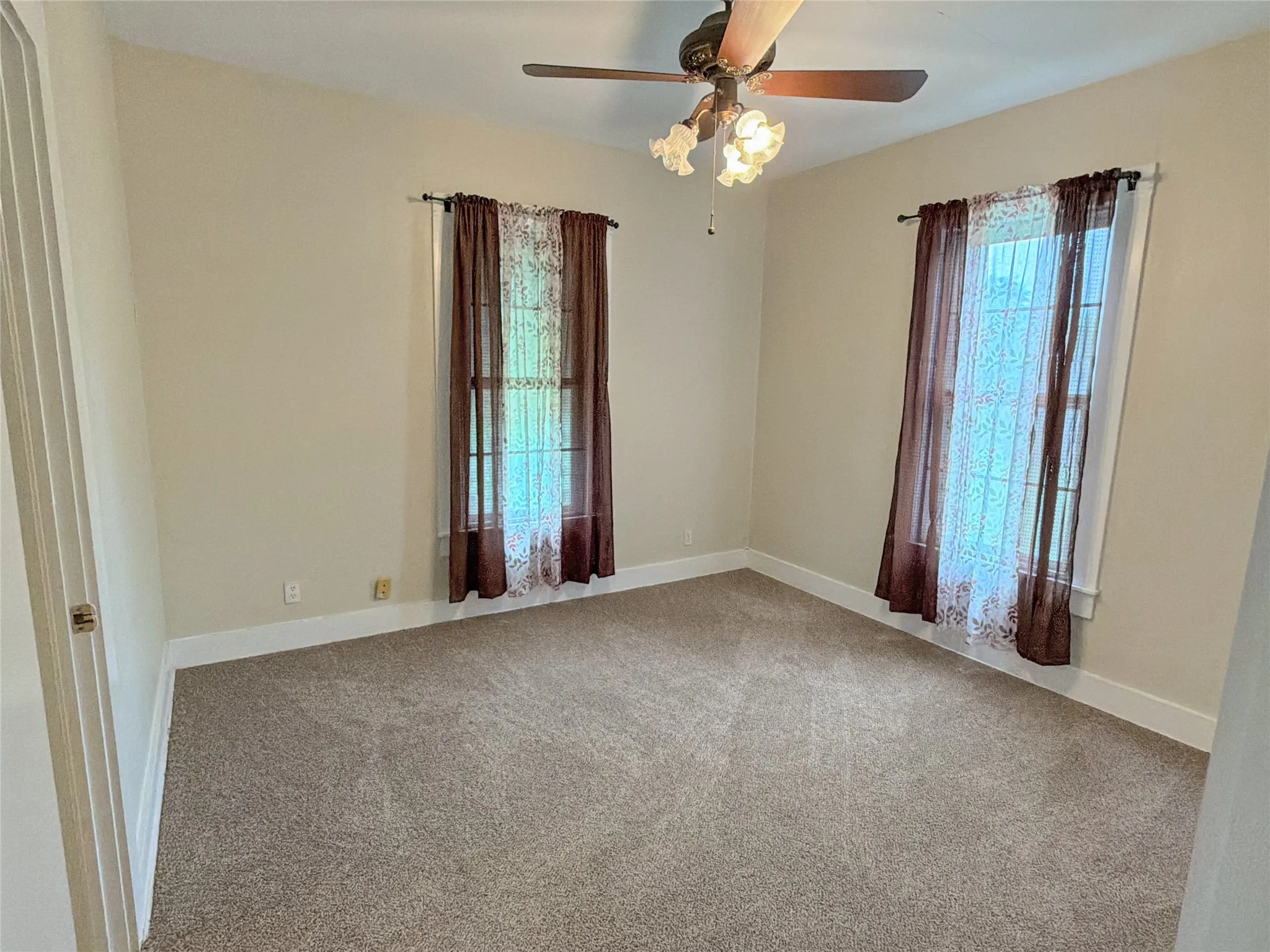 Single Family Residence For Sale in Eastland County , 112 Garvin Street, Eastland, Texas 76448, 3 Bedroom, 2 Bathroom, Garage spaces, 1,352 Sqft, built in 1940, mls#21334231, Real Estate Agent in Eastland, Homes For Sale in Eastland county, Homes For Sale in Eastland, Realtor in Eastland Texas, Real Estate Brokerage Independent Realty Texas, Luminita Cordes Realtor