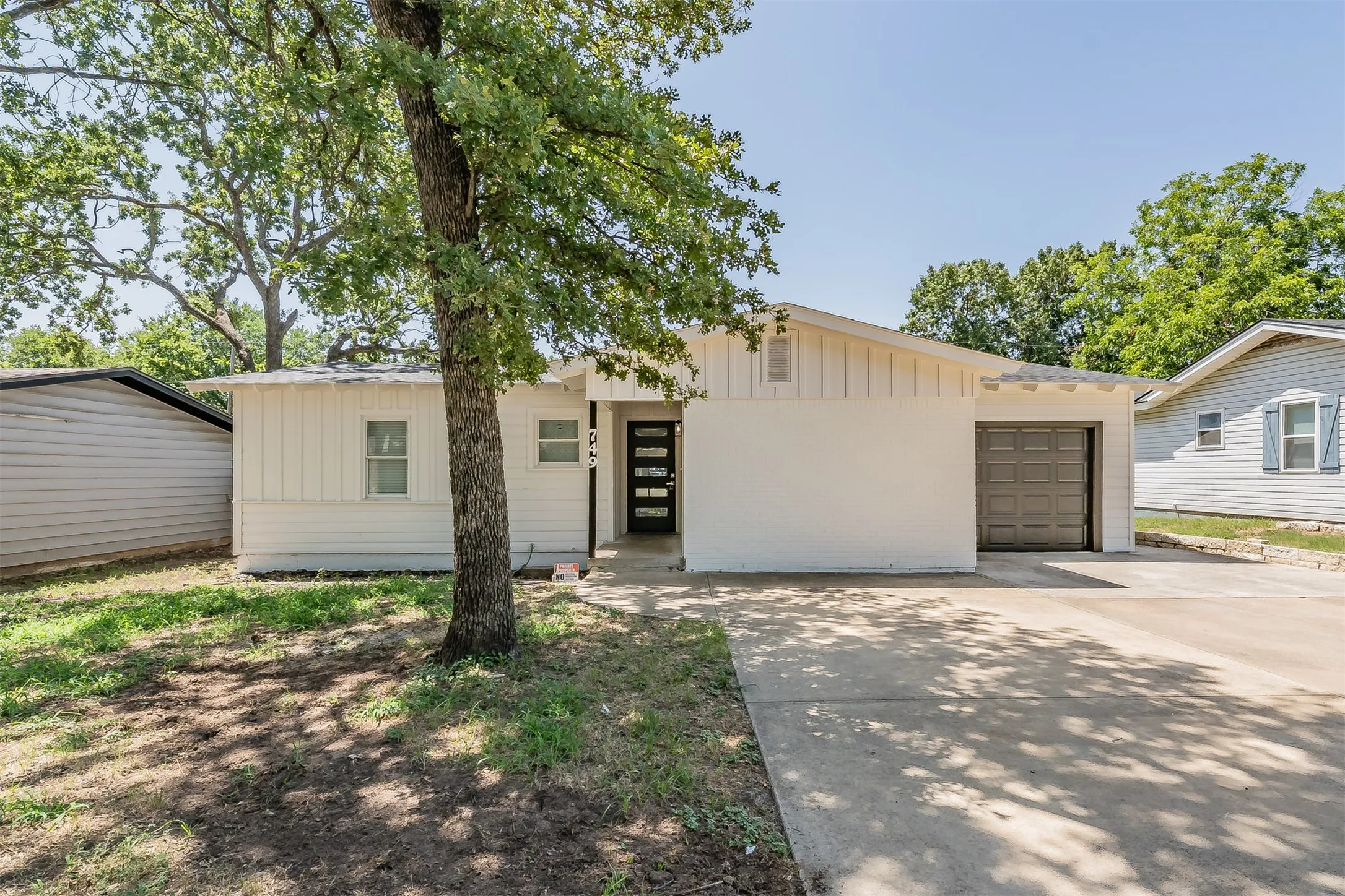 Single Family Residence For Sale in Tarrant County , 749 W Redbud Drive, Hurst, Texas 76053, 3 Bedroom, 1 Bathroom, 1 Garage spaces, 1,120 Sqft, built in 1959, mls#21339841, Real Estate Agent in Hurst, Homes For Sale in Tarrant county, Homes For Sale in Hurst, Realtor in Hurst Texas, Real Estate Brokerage Independent Realty Texas, Luminita Cordes Realtor
