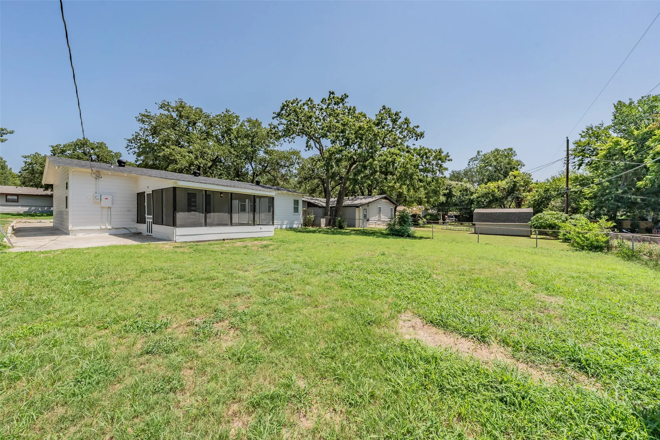 Single Family Residence For Sale in Tarrant County , 749 W Redbud Drive, Hurst, Texas 76053, 3 Bedroom, 1 Bathroom, 1 Garage spaces, 1,120 Sqft, built in 1959, mls#21339841, Real Estate Agent in Hurst, Homes For Sale in Tarrant county, Homes For Sale in Hurst, Realtor in Hurst Texas, Real Estate Brokerage Independent Realty Texas, Luminita Cordes Realtor