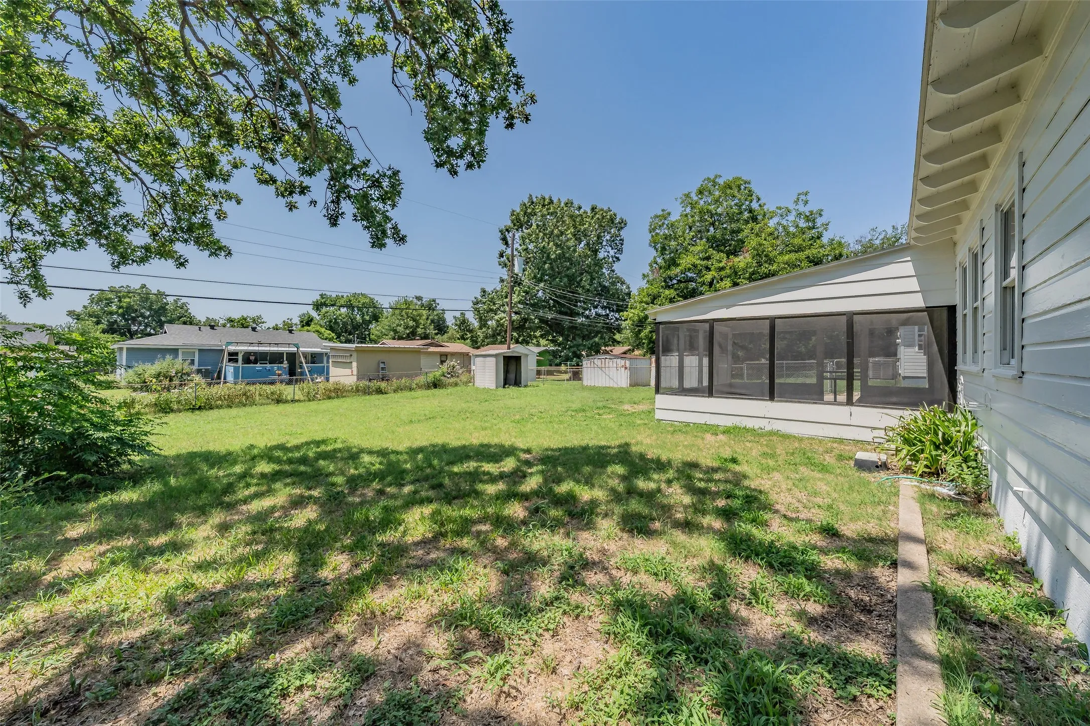 Single Family Residence For Sale in Tarrant County , 749 W Redbud Drive, Hurst, Texas 76053, 3 Bedroom, 1 Bathroom, 1 Garage spaces, 1,120 Sqft, built in 1959, mls#21339841, Real Estate Agent in Hurst, Homes For Sale in Tarrant county, Homes For Sale in Hurst, Realtor in Hurst Texas, Real Estate Brokerage Independent Realty Texas, Luminita Cordes Realtor