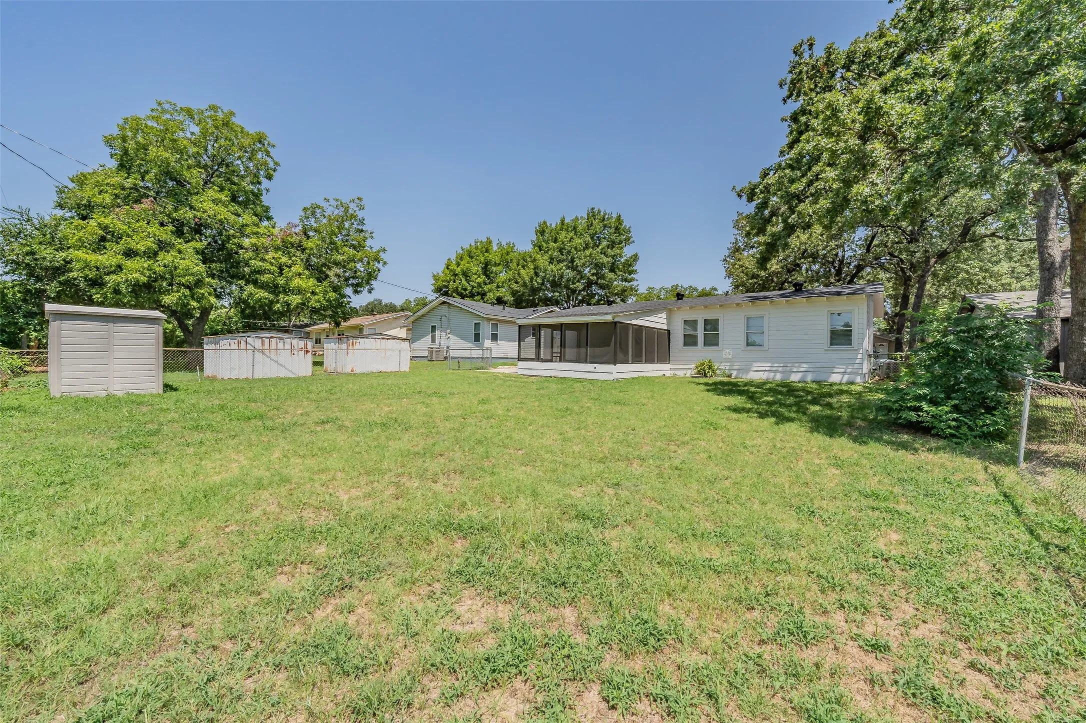 Single Family Residence For Sale in Tarrant County , 749 W Redbud Drive, Hurst, Texas 76053, 3 Bedroom, 1 Bathroom, 1 Garage spaces, 1,120 Sqft, built in 1959, mls#21339841, Real Estate Agent in Hurst, Homes For Sale in Tarrant county, Homes For Sale in Hurst, Realtor in Hurst Texas, Real Estate Brokerage Independent Realty Texas, Luminita Cordes Realtor