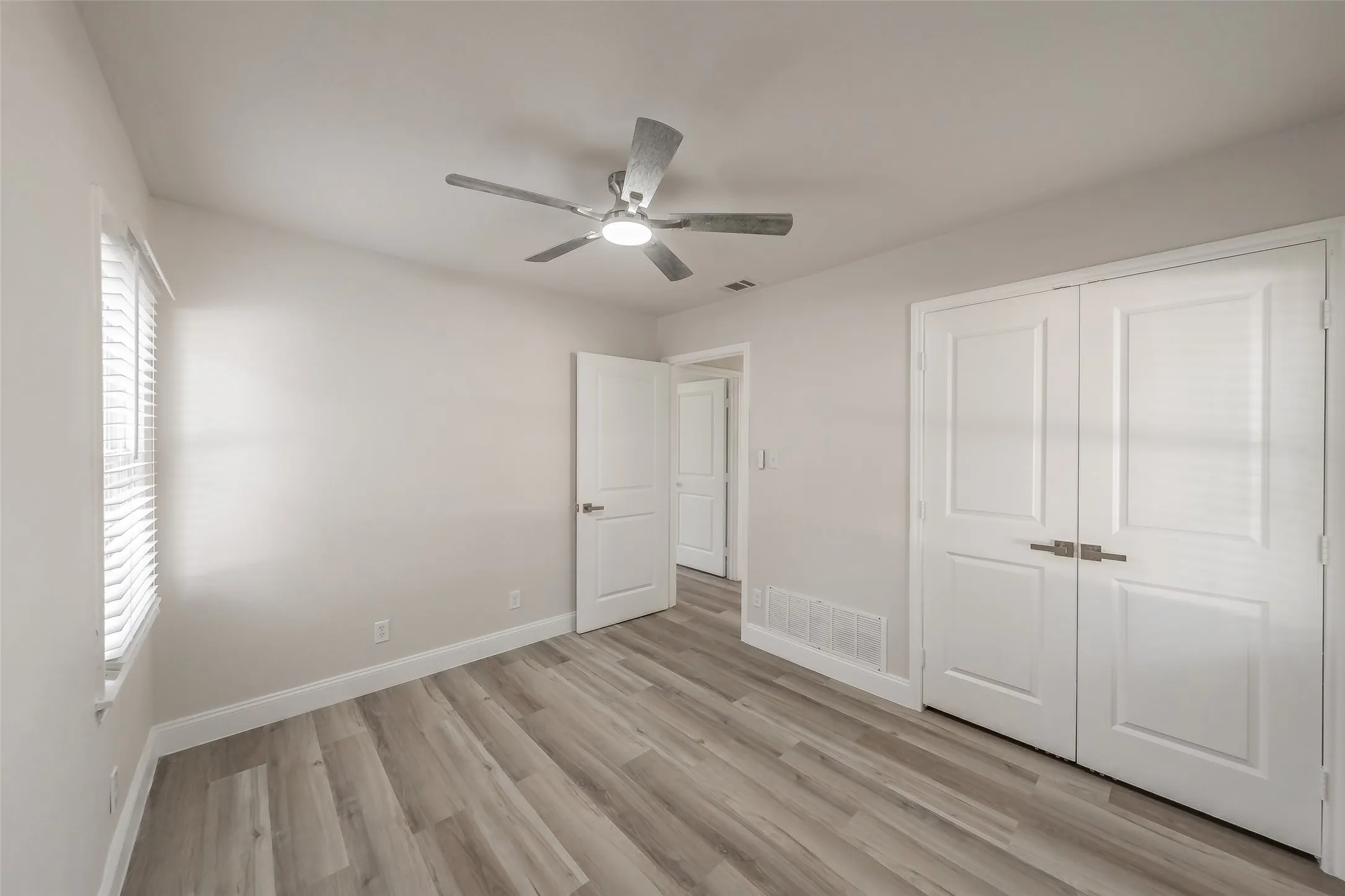 Single Family Residence For Sale in Tarrant County , 749 W Redbud Drive, Hurst, Texas 76053, 3 Bedroom, 1 Bathroom, 1 Garage spaces, 1,120 Sqft, built in 1959, mls#21339841, Real Estate Agent in Hurst, Homes For Sale in Tarrant county, Homes For Sale in Hurst, Realtor in Hurst Texas, Real Estate Brokerage Independent Realty Texas, Luminita Cordes Realtor