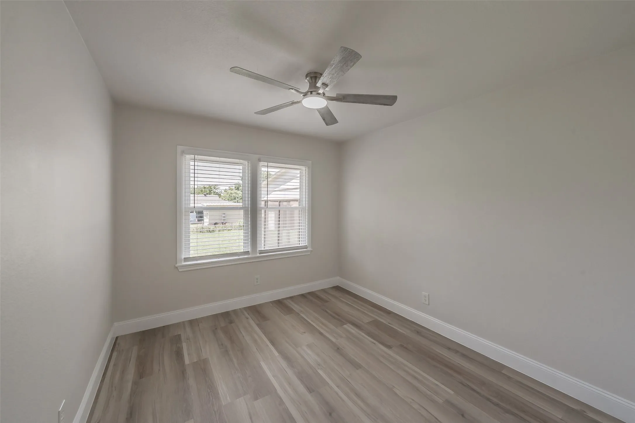 Single Family Residence For Sale in Tarrant County , 749 W Redbud Drive, Hurst, Texas 76053, 3 Bedroom, 1 Bathroom, 1 Garage spaces, 1,120 Sqft, built in 1959, mls#21339841, Real Estate Agent in Hurst, Homes For Sale in Tarrant county, Homes For Sale in Hurst, Realtor in Hurst Texas, Real Estate Brokerage Independent Realty Texas, Luminita Cordes Realtor
