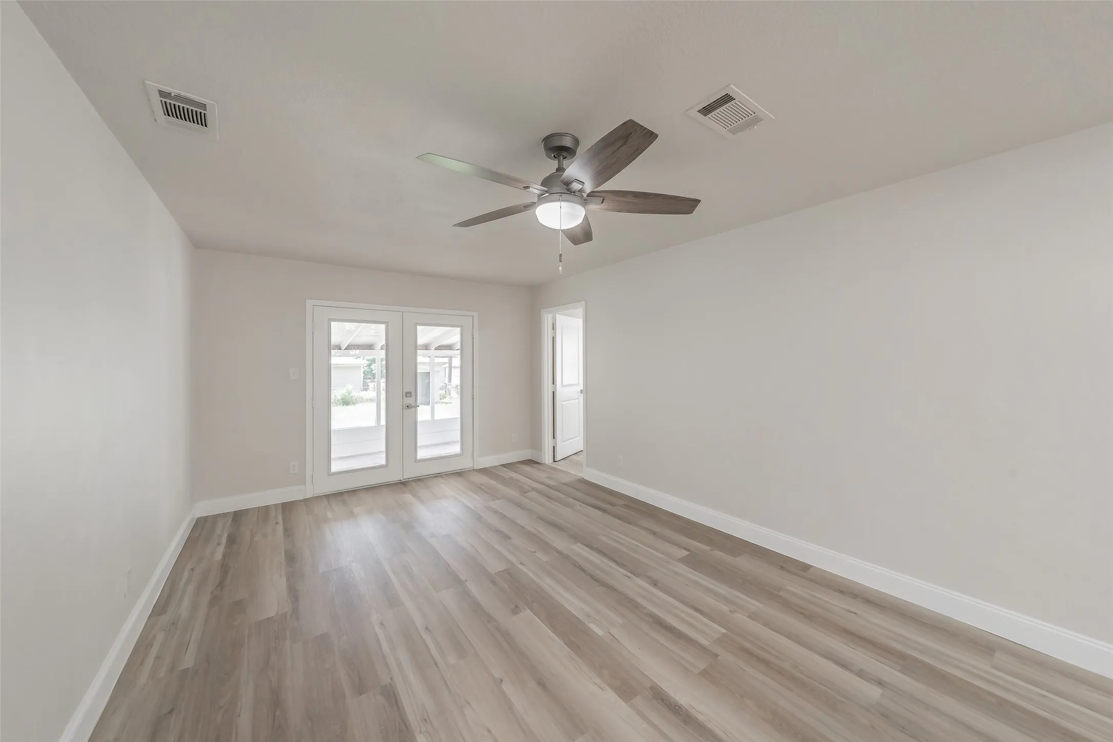Single Family Residence For Sale in Tarrant County , 749 W Redbud Drive, Hurst, Texas 76053, 3 Bedroom, 1 Bathroom, 1 Garage spaces, 1,120 Sqft, built in 1959, mls#21339841, Real Estate Agent in Hurst, Homes For Sale in Tarrant county, Homes For Sale in Hurst, Realtor in Hurst Texas, Real Estate Brokerage Independent Realty Texas, Luminita Cordes Realtor