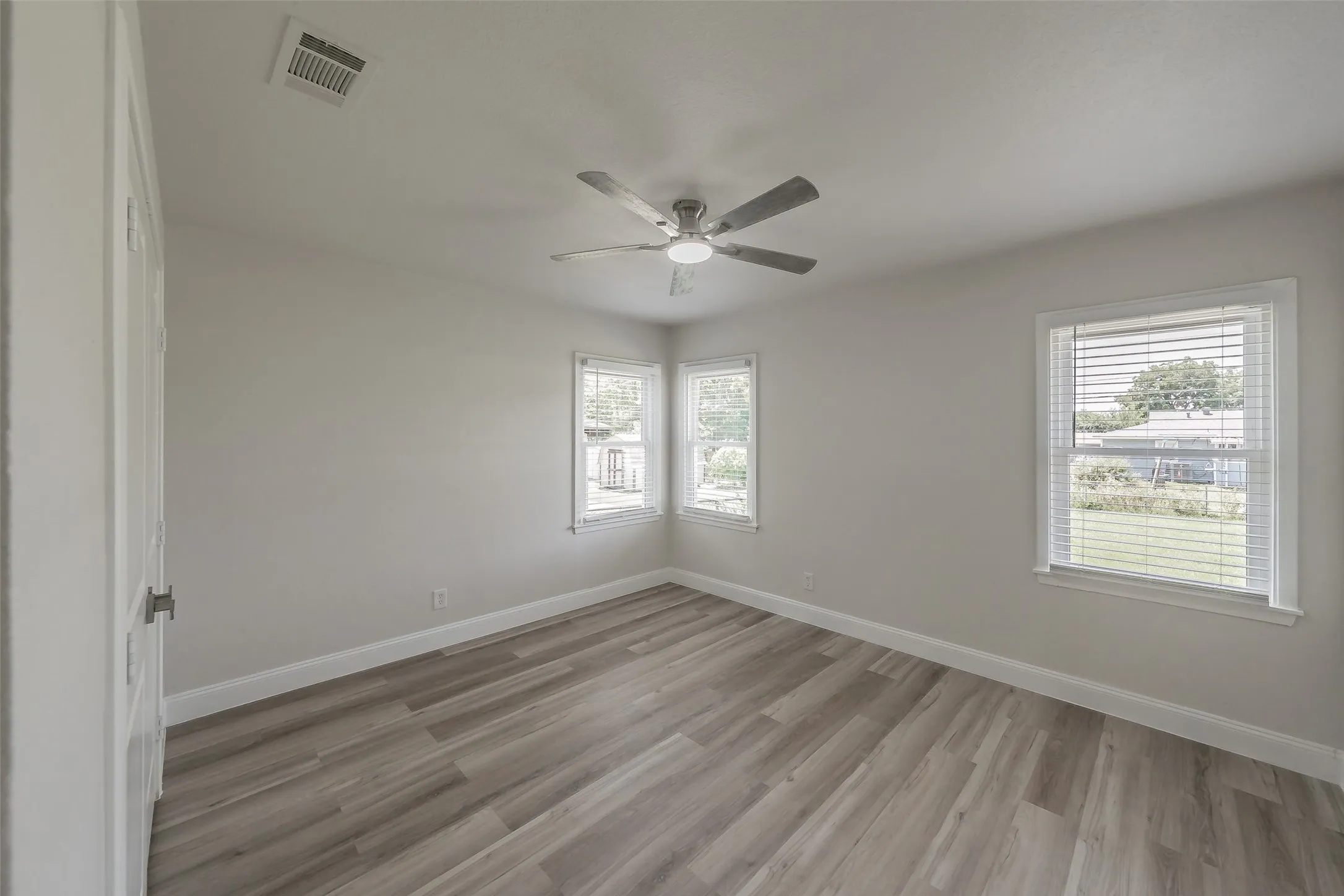 Single Family Residence For Sale in Tarrant County , 749 W Redbud Drive, Hurst, Texas 76053, 3 Bedroom, 1 Bathroom, 1 Garage spaces, 1,120 Sqft, built in 1959, mls#21339841, Real Estate Agent in Hurst, Homes For Sale in Tarrant county, Homes For Sale in Hurst, Realtor in Hurst Texas, Real Estate Brokerage Independent Realty Texas, Luminita Cordes Realtor