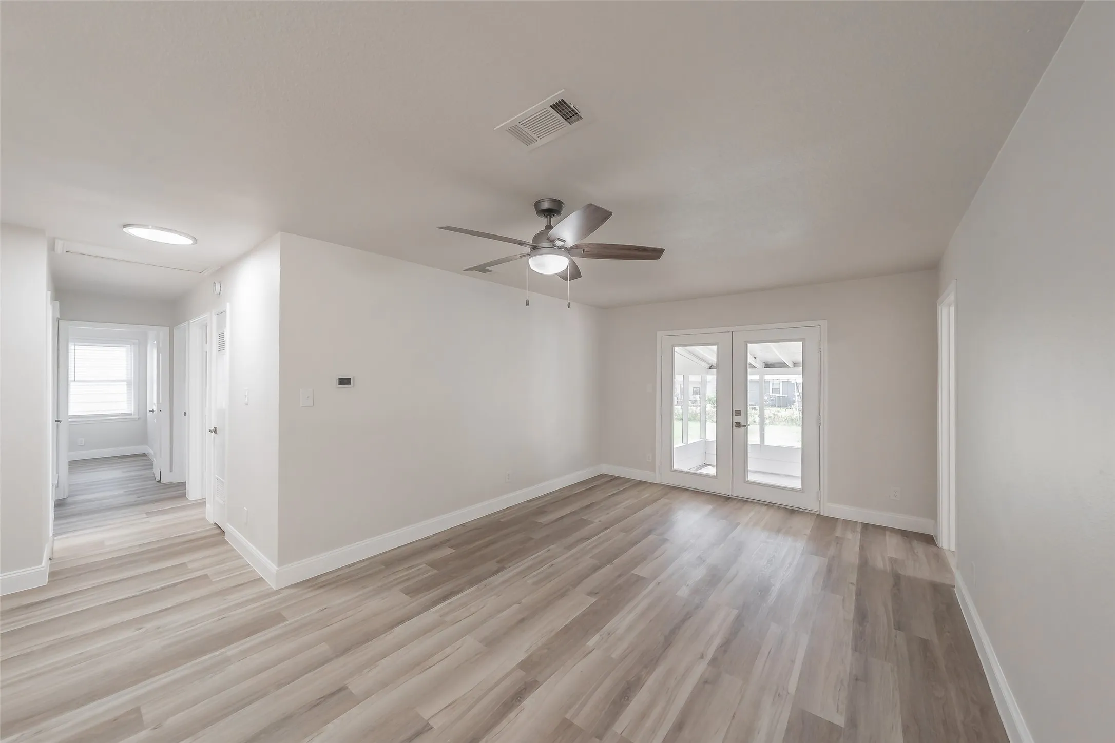 Single Family Residence For Sale in Tarrant County , 749 W Redbud Drive, Hurst, Texas 76053, 3 Bedroom, 1 Bathroom, 1 Garage spaces, 1,120 Sqft, built in 1959, mls#21339841, Real Estate Agent in Hurst, Homes For Sale in Tarrant county, Homes For Sale in Hurst, Realtor in Hurst Texas, Real Estate Brokerage Independent Realty Texas, Luminita Cordes Realtor