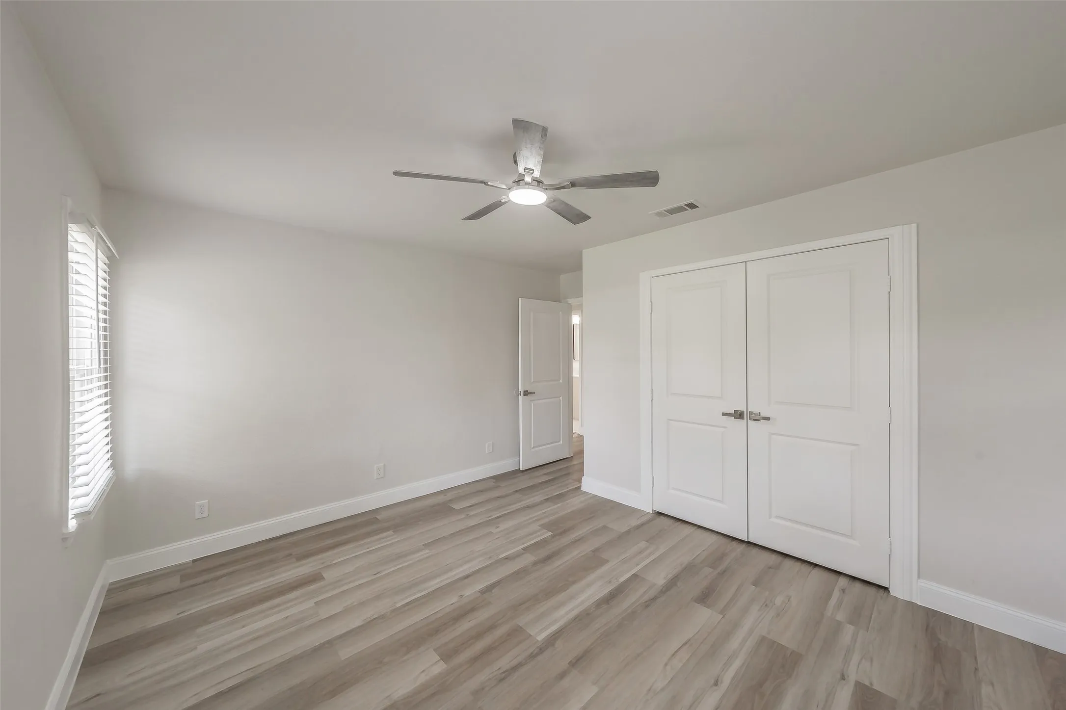 Single Family Residence For Sale in Tarrant County , 749 W Redbud Drive, Hurst, Texas 76053, 3 Bedroom, 1 Bathroom, 1 Garage spaces, 1,120 Sqft, built in 1959, mls#21339841, Real Estate Agent in Hurst, Homes For Sale in Tarrant county, Homes For Sale in Hurst, Realtor in Hurst Texas, Real Estate Brokerage Independent Realty Texas, Luminita Cordes Realtor