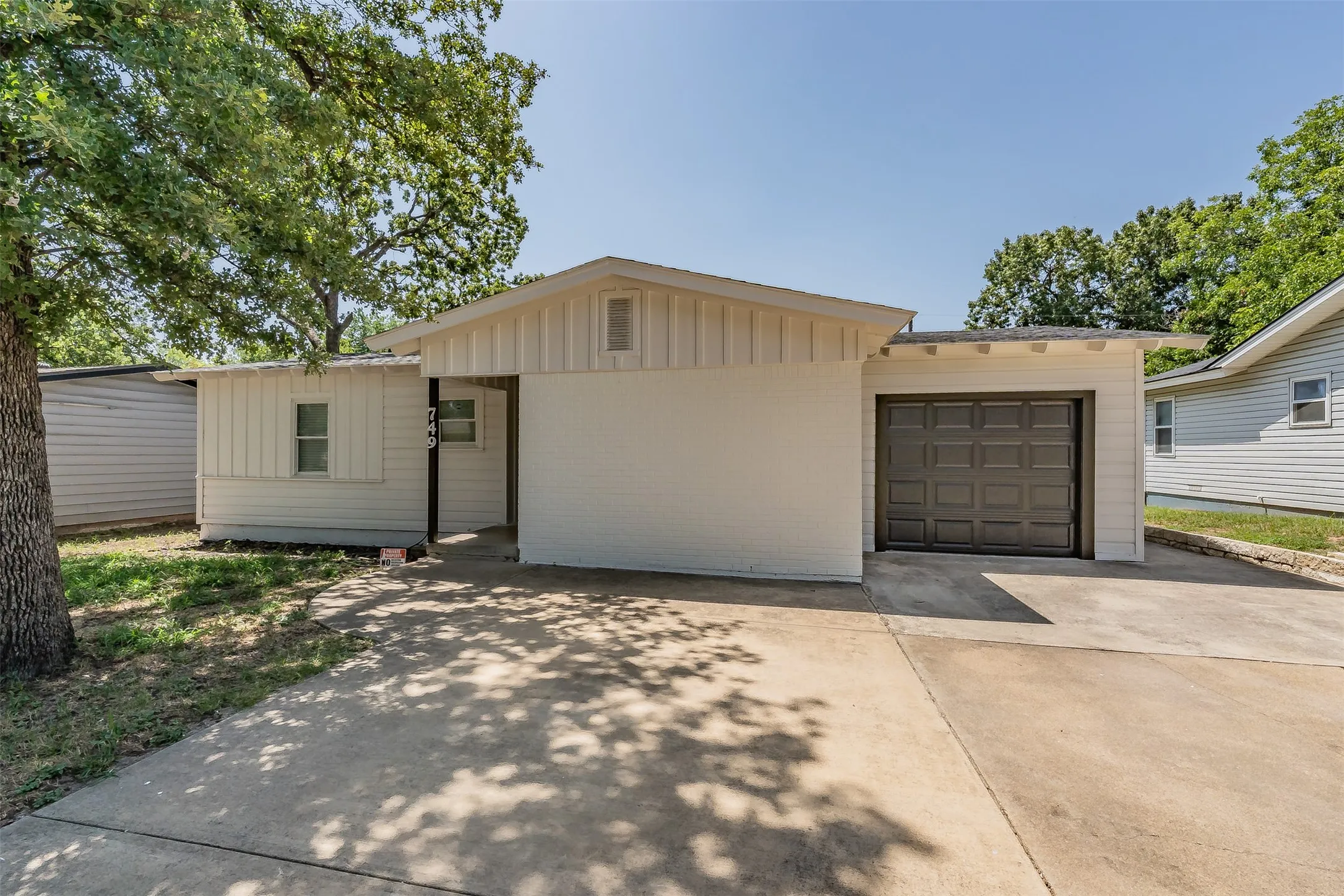 Single Family Residence For Sale in Tarrant County , 749 W Redbud Drive, Hurst, Texas 76053, 3 Bedroom, 1 Bathroom, 1 Garage spaces, 1,120 Sqft, built in 1959, mls#21339841, Real Estate Agent in Hurst, Homes For Sale in Tarrant county, Homes For Sale in Hurst, Realtor in Hurst Texas, Real Estate Brokerage Independent Realty Texas, Luminita Cordes Realtor