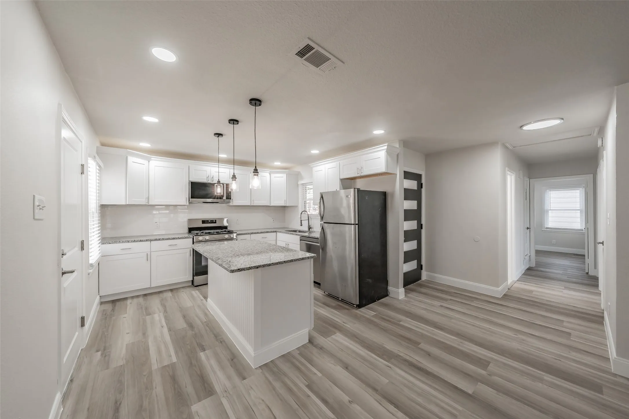 Single Family Residence For Sale in Tarrant County , 749 W Redbud Drive, Hurst, Texas 76053, 3 Bedroom, 1 Bathroom, 1 Garage spaces, 1,120 Sqft, built in 1959, mls#21339841, Real Estate Agent in Hurst, Homes For Sale in Tarrant county, Homes For Sale in Hurst, Realtor in Hurst Texas, Real Estate Brokerage Independent Realty Texas, Luminita Cordes Realtor