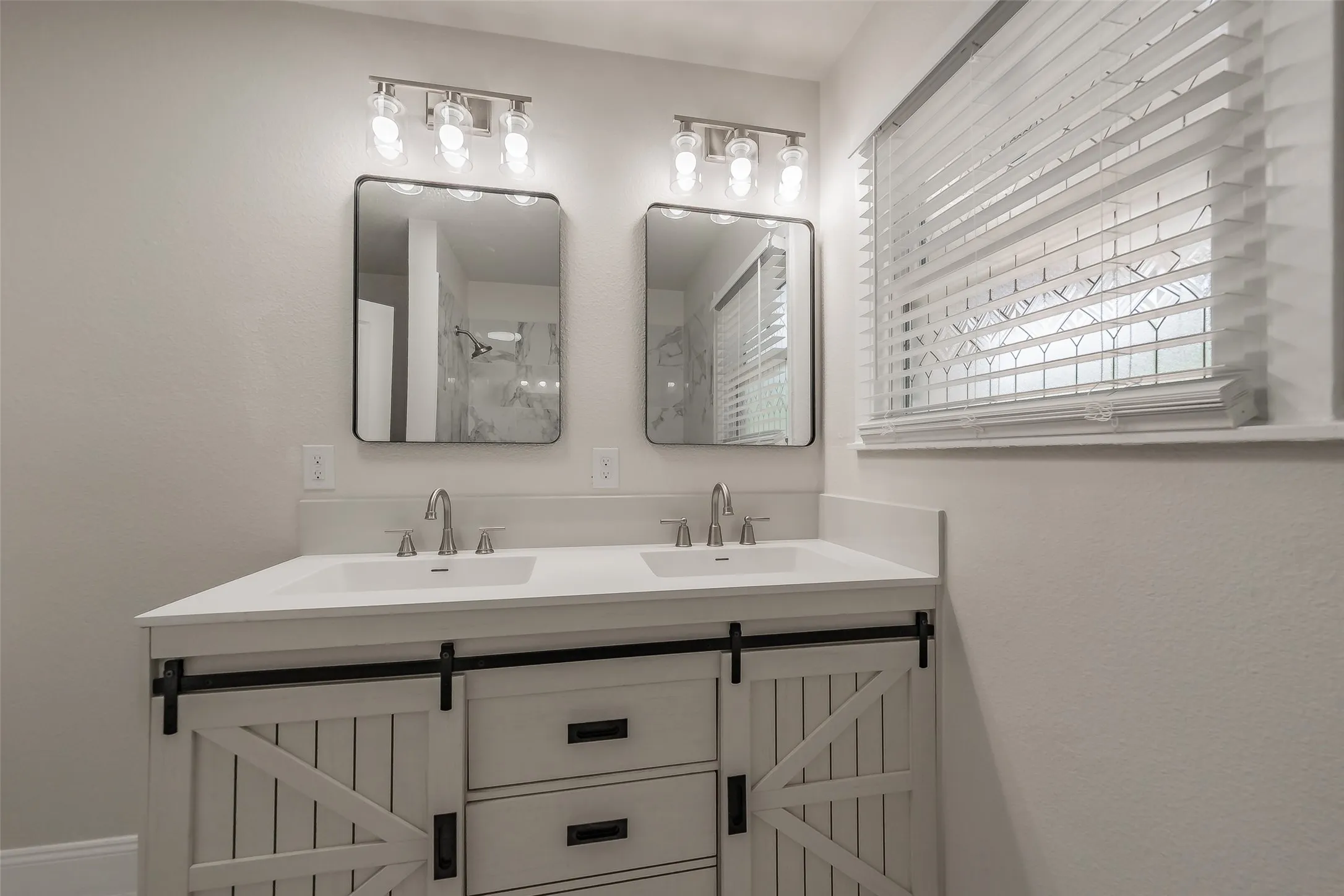 Single Family Residence For Sale in Tarrant County , 749 W Redbud Drive, Hurst, Texas 76053, 3 Bedroom, 1 Bathroom, 1 Garage spaces, 1,120 Sqft, built in 1959, mls#21339841, Real Estate Agent in Hurst, Homes For Sale in Tarrant county, Homes For Sale in Hurst, Realtor in Hurst Texas, Real Estate Brokerage Independent Realty Texas, Luminita Cordes Realtor