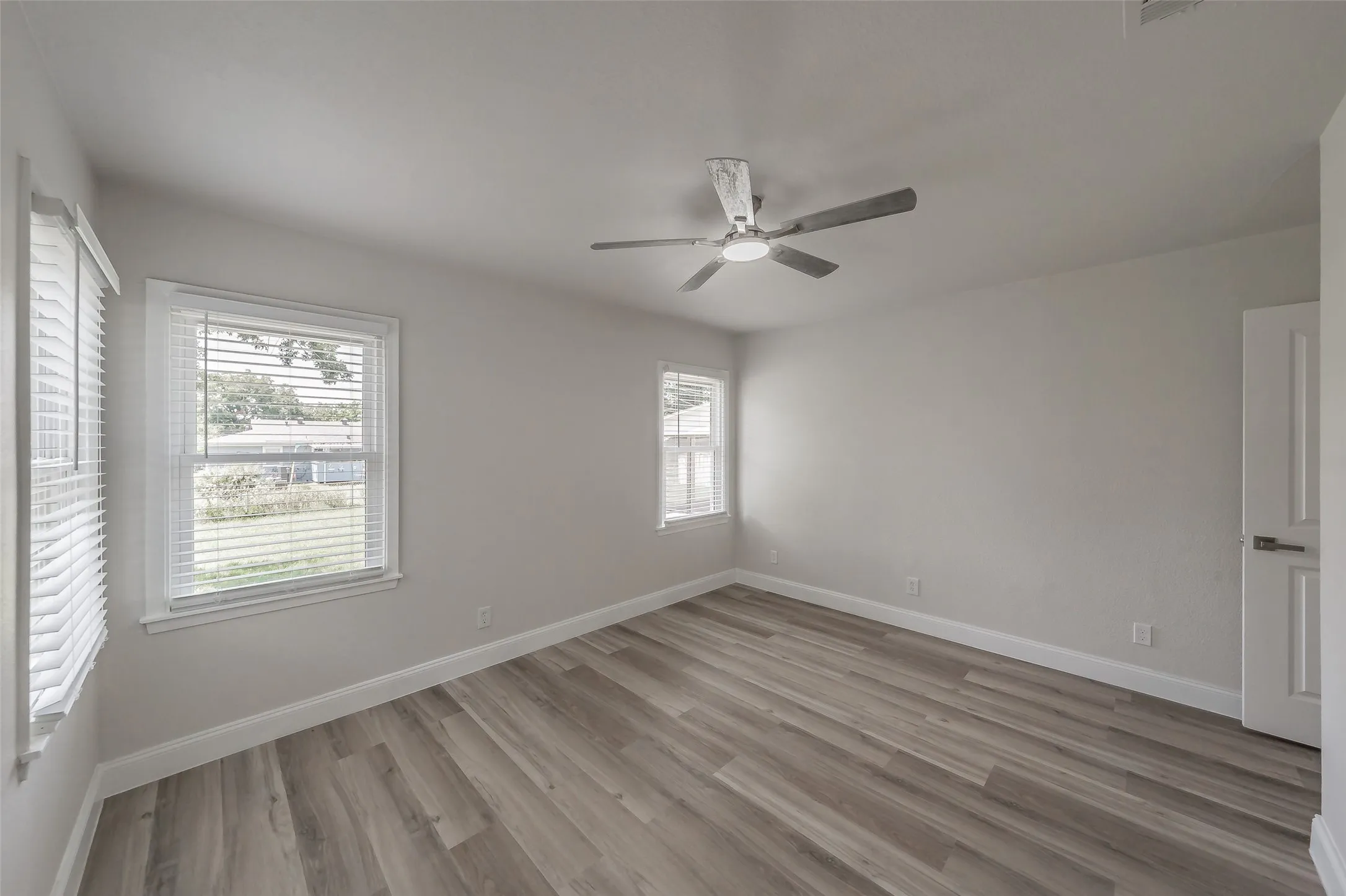 Single Family Residence For Sale in Tarrant County , 749 W Redbud Drive, Hurst, Texas 76053, 3 Bedroom, 1 Bathroom, 1 Garage spaces, 1,120 Sqft, built in 1959, mls#21339841, Real Estate Agent in Hurst, Homes For Sale in Tarrant county, Homes For Sale in Hurst, Realtor in Hurst Texas, Real Estate Brokerage Independent Realty Texas, Luminita Cordes Realtor