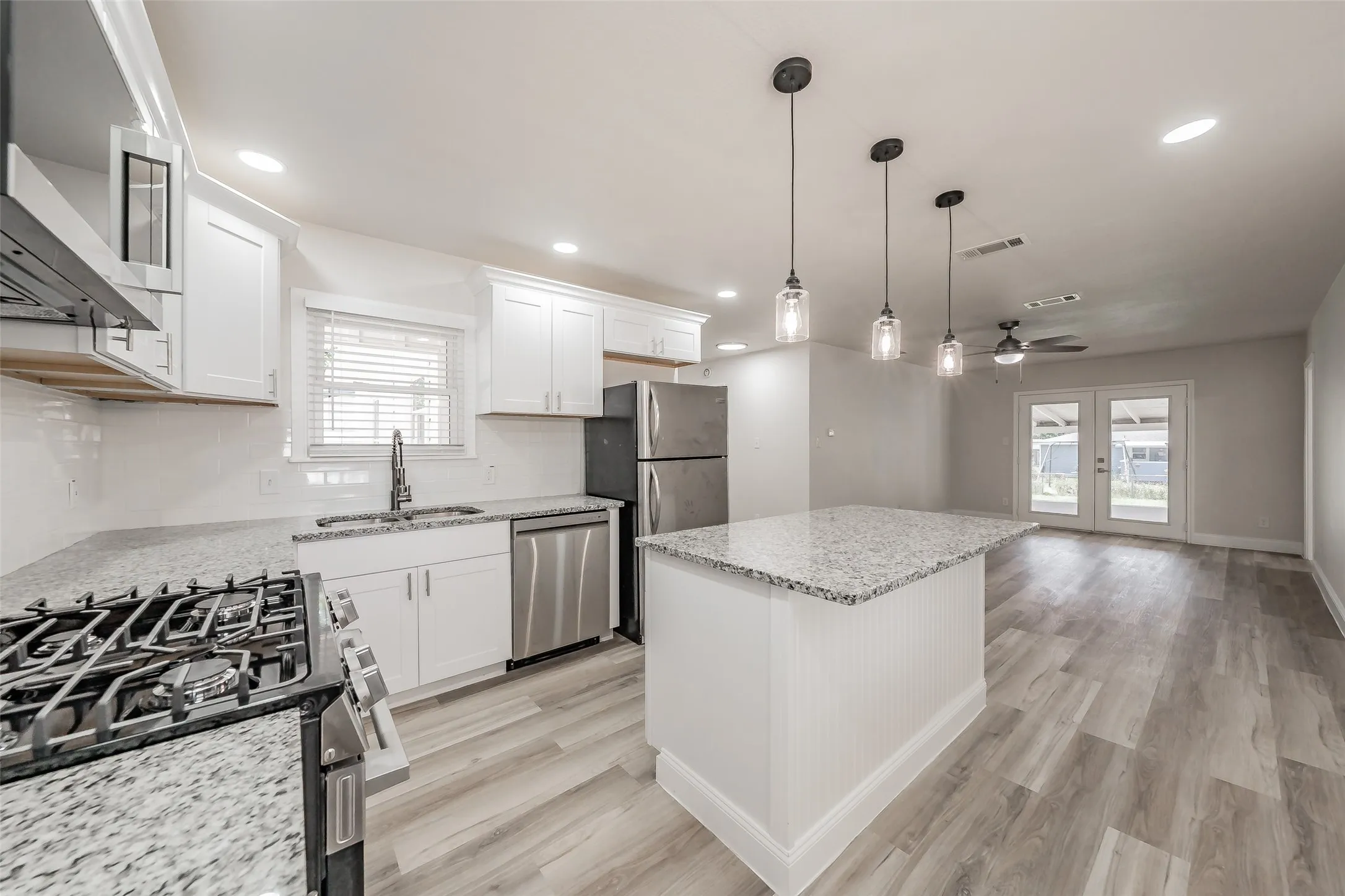 Single Family Residence For Sale in Tarrant County , 749 W Redbud Drive, Hurst, Texas 76053, 3 Bedroom, 1 Bathroom, 1 Garage spaces, 1,120 Sqft, built in 1959, mls#21339841, Real Estate Agent in Hurst, Homes For Sale in Tarrant county, Homes For Sale in Hurst, Realtor in Hurst Texas, Real Estate Brokerage Independent Realty Texas, Luminita Cordes Realtor