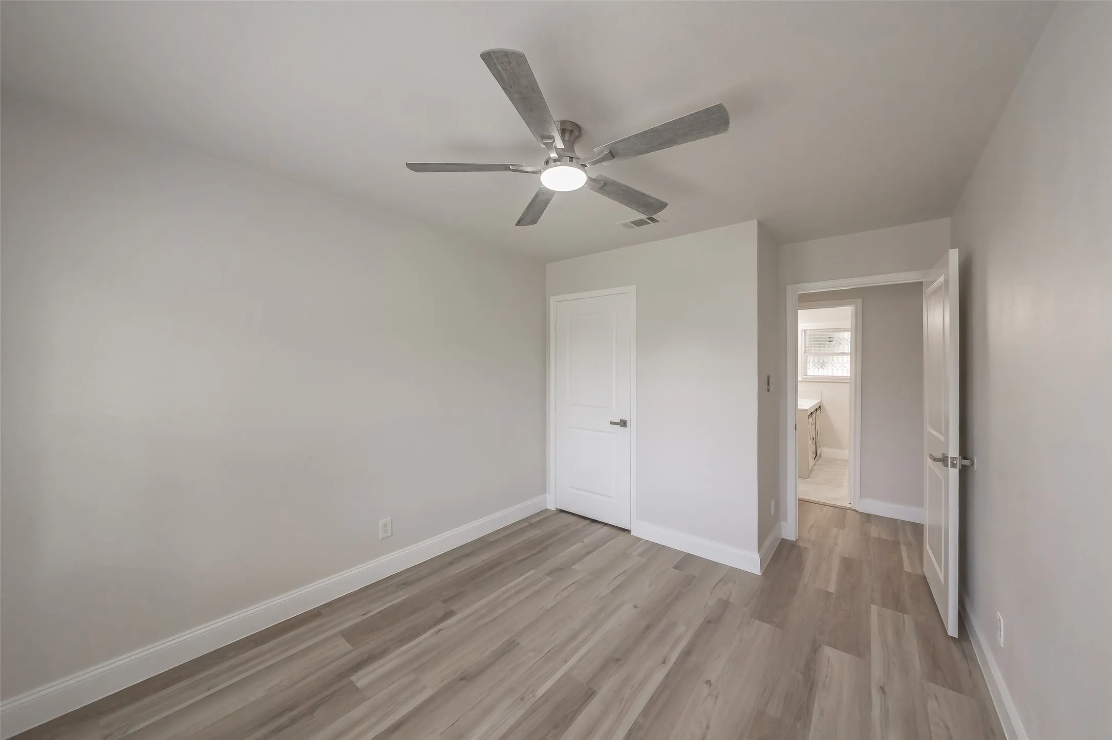 Single Family Residence For Sale in Tarrant County , 749 W Redbud Drive, Hurst, Texas 76053, 3 Bedroom, 1 Bathroom, 1 Garage spaces, 1,120 Sqft, built in 1959, mls#21339841, Real Estate Agent in Hurst, Homes For Sale in Tarrant county, Homes For Sale in Hurst, Realtor in Hurst Texas, Real Estate Brokerage Independent Realty Texas, Luminita Cordes Realtor
