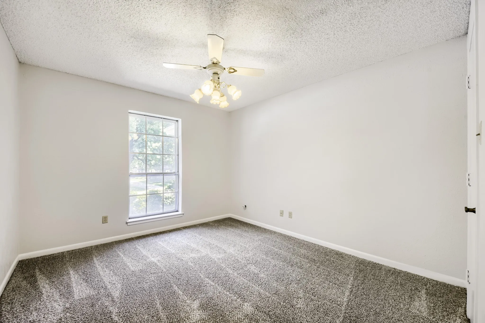 Single Family Residence For Sale in Tarrant County , 3712 Greenbriar Court, Colleyville, Texas 76034, 3 Bedroom, 2 Bathroom, 2 Garage spaces, 3,044 Sqft, built in 1977, mls#21207245, Real Estate Agent in Colleyville, Homes For Sale in Tarrant county, Homes For Sale in Colleyville, Realtor in Colleyville Texas, Real Estate Brokerage Independent Realty Texas, Luminita Cordes Realtor