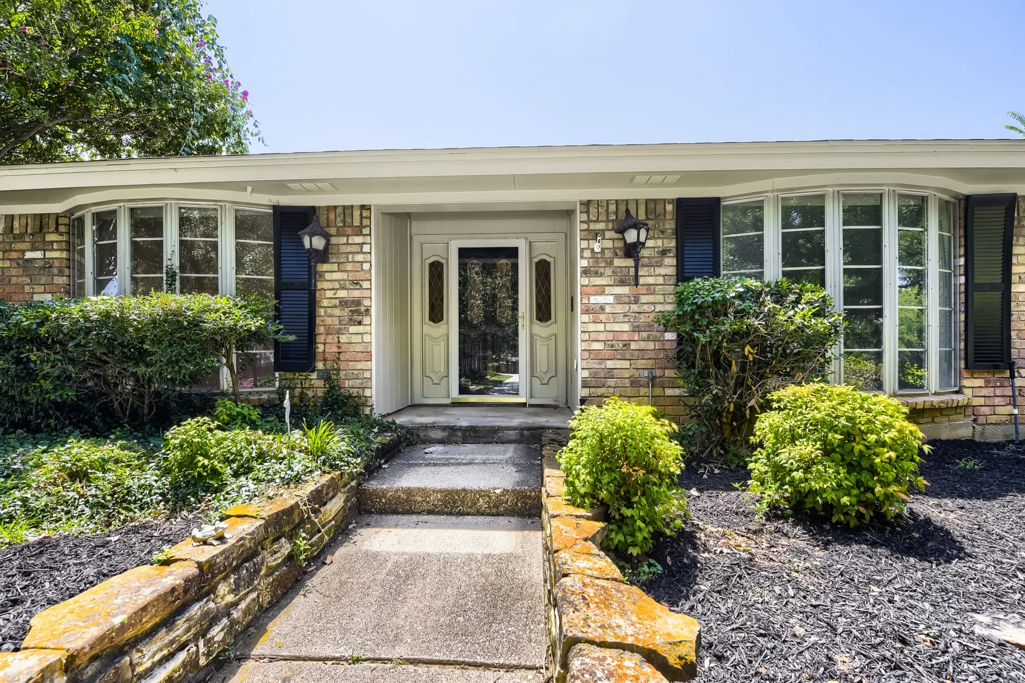Single Family Residence For Sale in Tarrant County , 3712 Greenbriar Court, Colleyville, Texas 76034, 3 Bedroom, 2 Bathroom, 2 Garage spaces, 3,044 Sqft, built in 1977, mls#21207245, Real Estate Agent in Colleyville, Homes For Sale in Tarrant county, Homes For Sale in Colleyville, Realtor in Colleyville Texas, Real Estate Brokerage Independent Realty Texas, Luminita Cordes Realtor