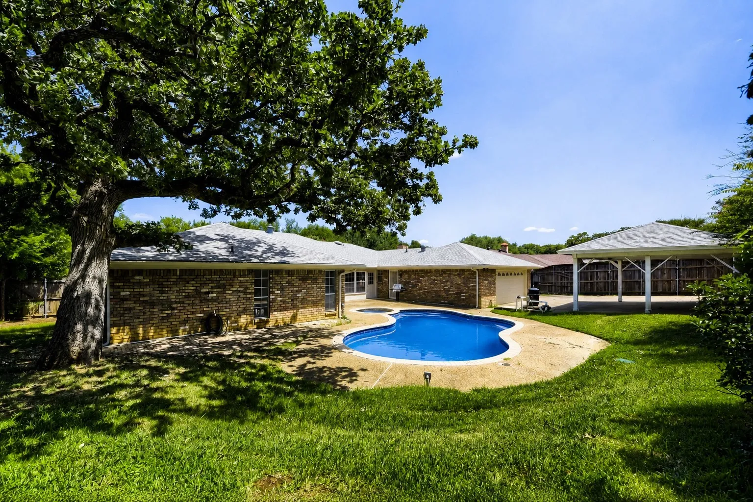 Single Family Residence For Sale in Tarrant County , 3712 Greenbriar Court, Colleyville, Texas 76034, 3 Bedroom, 2 Bathroom, 2 Garage spaces, 3,044 Sqft, built in 1977, mls#21207245, Real Estate Agent in Colleyville, Homes For Sale in Tarrant county, Homes For Sale in Colleyville, Realtor in Colleyville Texas, Real Estate Brokerage Independent Realty Texas, Luminita Cordes Realtor