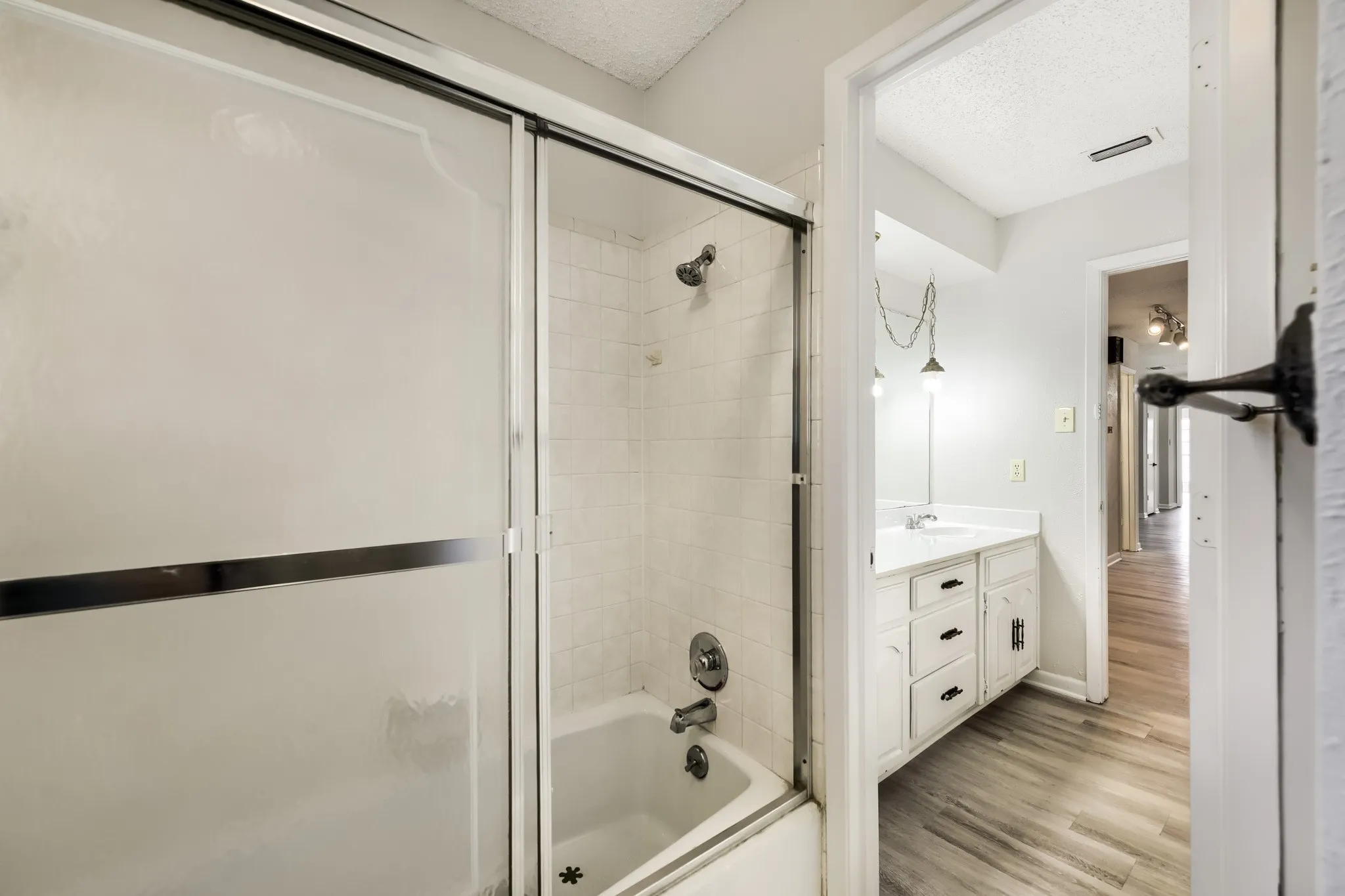 Single Family Residence For Sale in Tarrant County , 3712 Greenbriar Court, Colleyville, Texas 76034, 3 Bedroom, 2 Bathroom, 2 Garage spaces, 3,044 Sqft, built in 1977, mls#21207245, Real Estate Agent in Colleyville, Homes For Sale in Tarrant county, Homes For Sale in Colleyville, Realtor in Colleyville Texas, Real Estate Brokerage Independent Realty Texas, Luminita Cordes Realtor