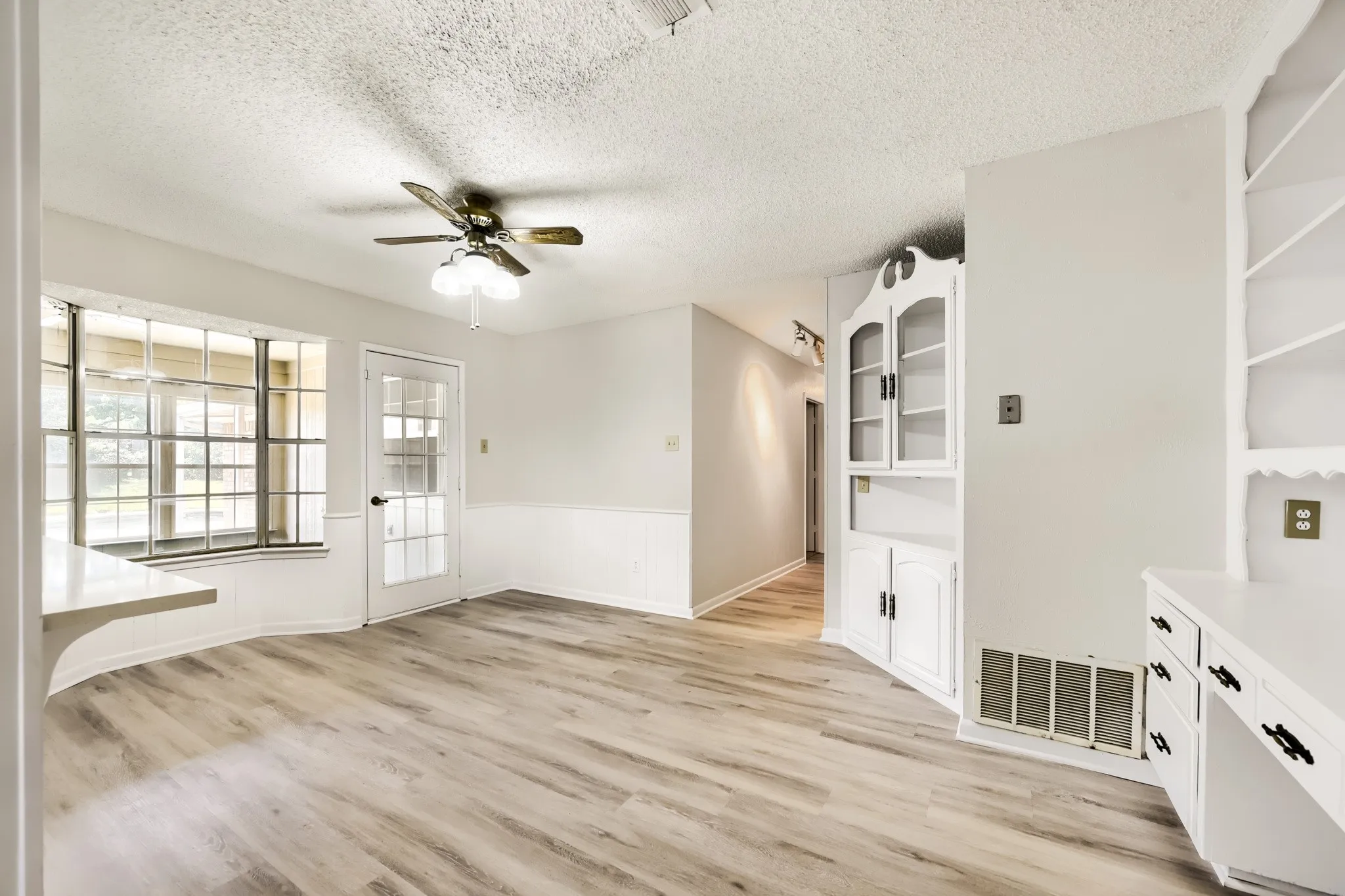 Single Family Residence For Sale in Tarrant County , 3712 Greenbriar Court, Colleyville, Texas 76034, 3 Bedroom, 2 Bathroom, 2 Garage spaces, 3,044 Sqft, built in 1977, mls#21207245, Real Estate Agent in Colleyville, Homes For Sale in Tarrant county, Homes For Sale in Colleyville, Realtor in Colleyville Texas, Real Estate Brokerage Independent Realty Texas, Luminita Cordes Realtor