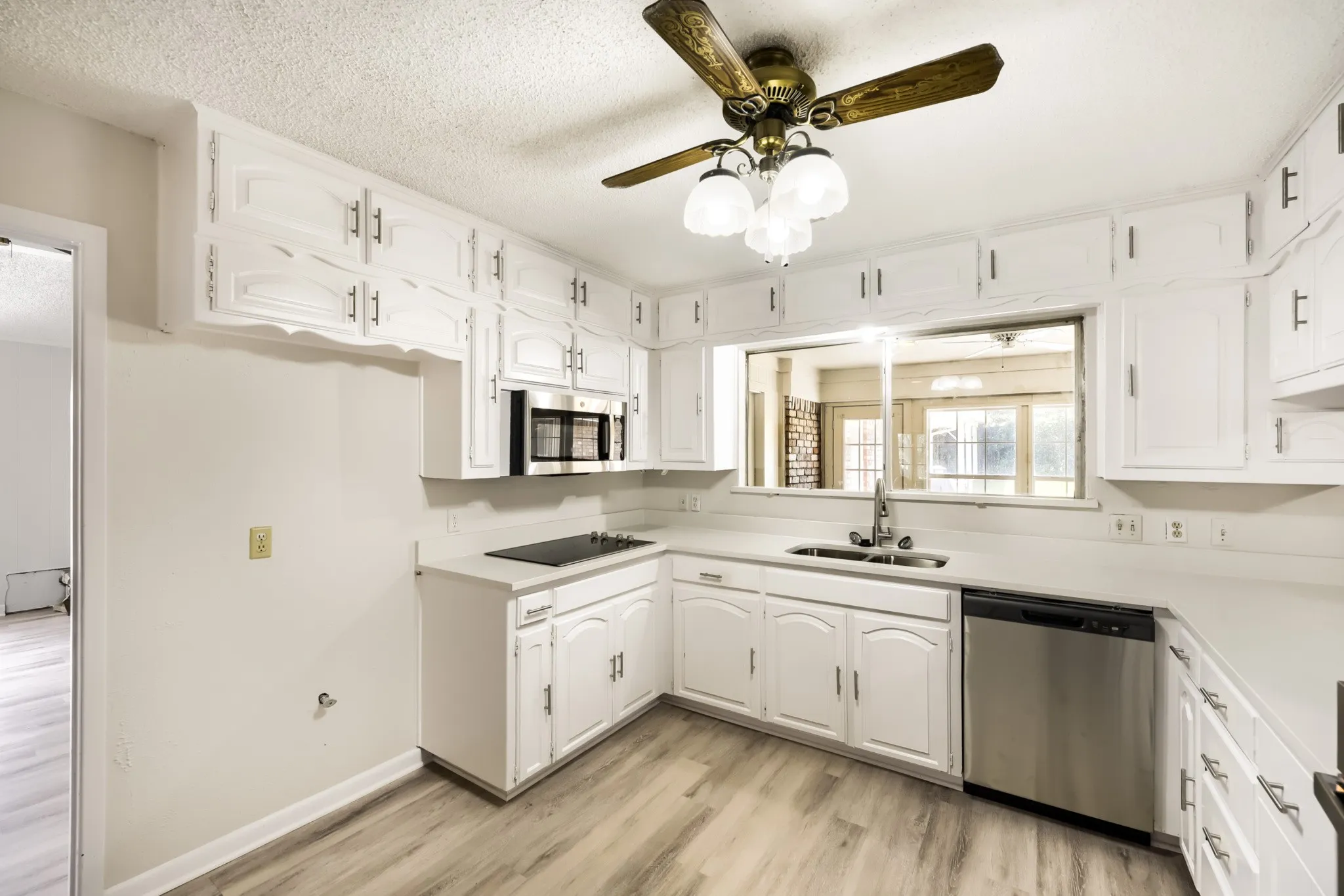 Single Family Residence For Sale in Tarrant County , 3712 Greenbriar Court, Colleyville, Texas 76034, 3 Bedroom, 2 Bathroom, 2 Garage spaces, 3,044 Sqft, built in 1977, mls#21207245, Real Estate Agent in Colleyville, Homes For Sale in Tarrant county, Homes For Sale in Colleyville, Realtor in Colleyville Texas, Real Estate Brokerage Independent Realty Texas, Luminita Cordes Realtor