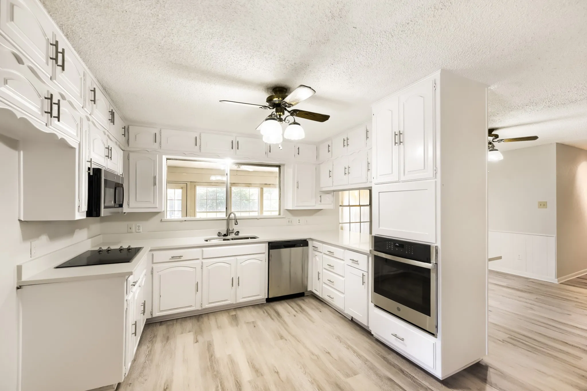 Single Family Residence For Sale in Tarrant County , 3712 Greenbriar Court, Colleyville, Texas 76034, 3 Bedroom, 2 Bathroom, 2 Garage spaces, 3,044 Sqft, built in 1977, mls#21207245, Real Estate Agent in Colleyville, Homes For Sale in Tarrant county, Homes For Sale in Colleyville, Realtor in Colleyville Texas, Real Estate Brokerage Independent Realty Texas, Luminita Cordes Realtor