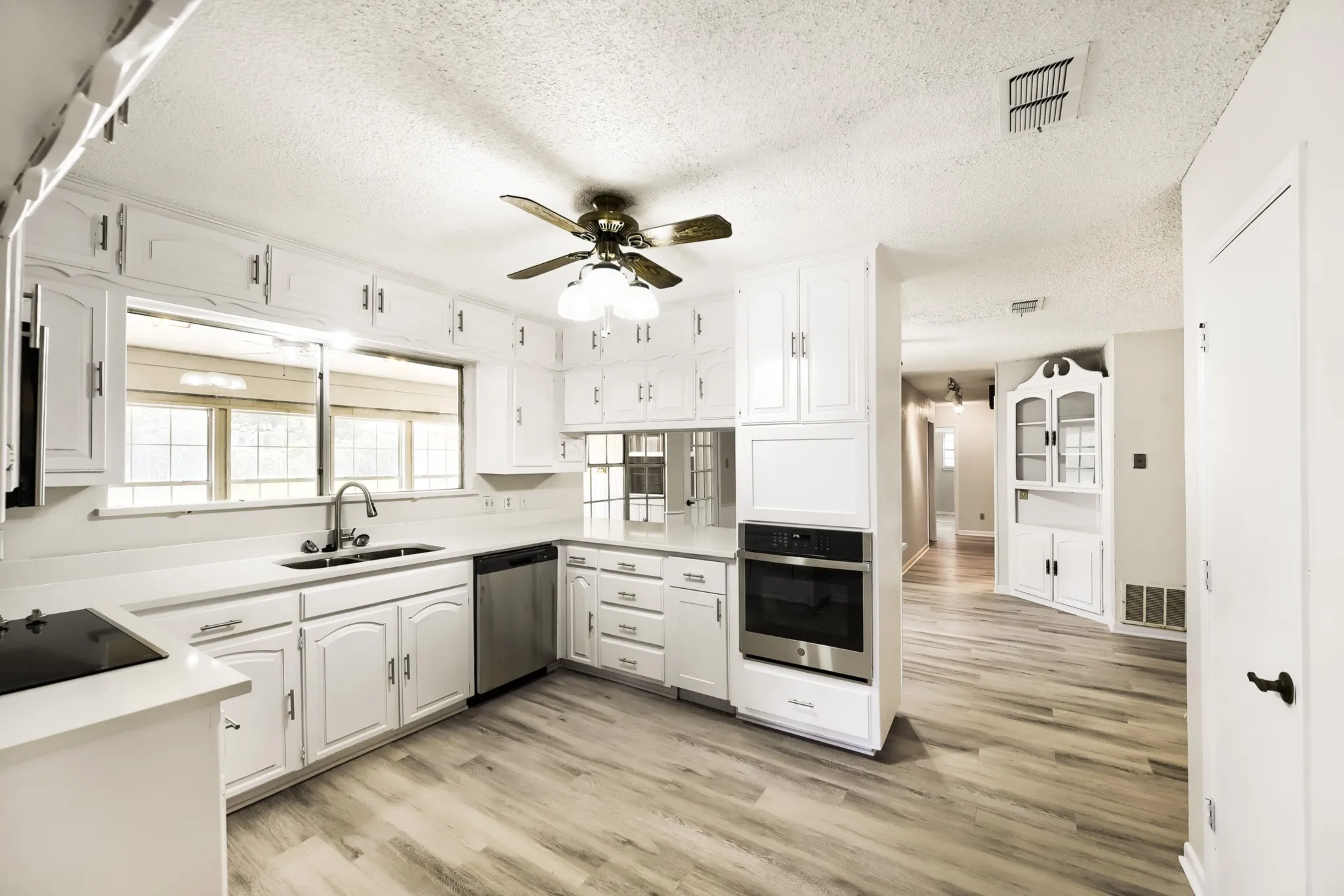 Single Family Residence For Sale in Tarrant County , 3712 Greenbriar Court, Colleyville, Texas 76034, 3 Bedroom, 2 Bathroom, 2 Garage spaces, 3,044 Sqft, built in 1977, mls#21207245, Real Estate Agent in Colleyville, Homes For Sale in Tarrant county, Homes For Sale in Colleyville, Realtor in Colleyville Texas, Real Estate Brokerage Independent Realty Texas, Luminita Cordes Realtor