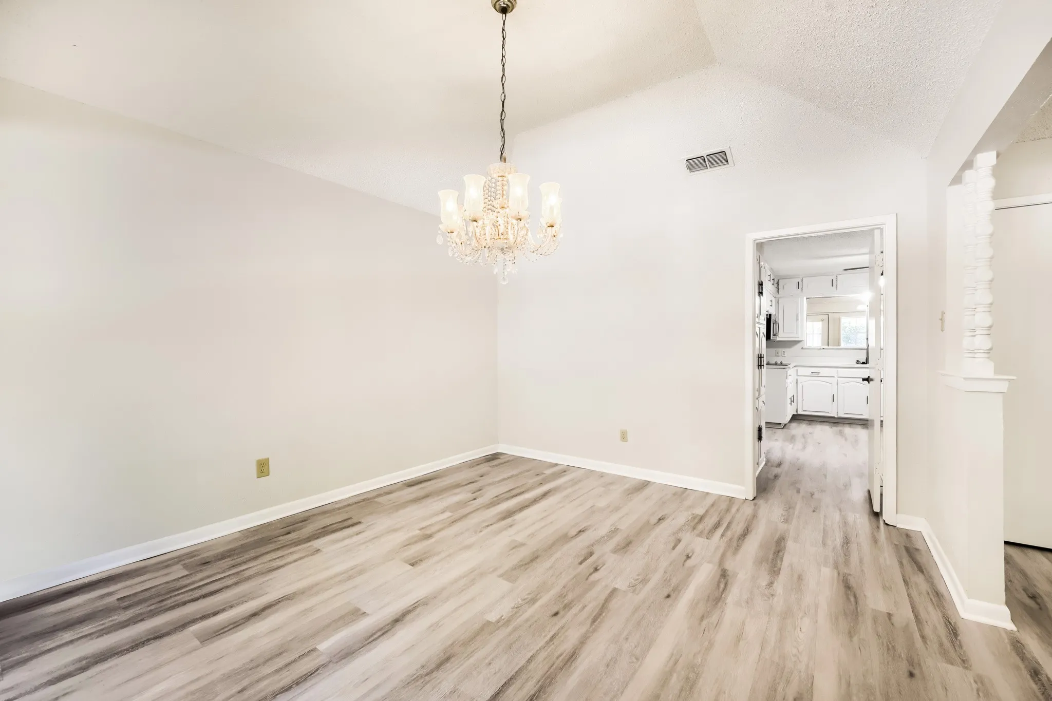 Single Family Residence For Sale in Tarrant County , 3712 Greenbriar Court, Colleyville, Texas 76034, 3 Bedroom, 2 Bathroom, 2 Garage spaces, 3,044 Sqft, built in 1977, mls#21207245, Real Estate Agent in Colleyville, Homes For Sale in Tarrant county, Homes For Sale in Colleyville, Realtor in Colleyville Texas, Real Estate Brokerage Independent Realty Texas, Luminita Cordes Realtor