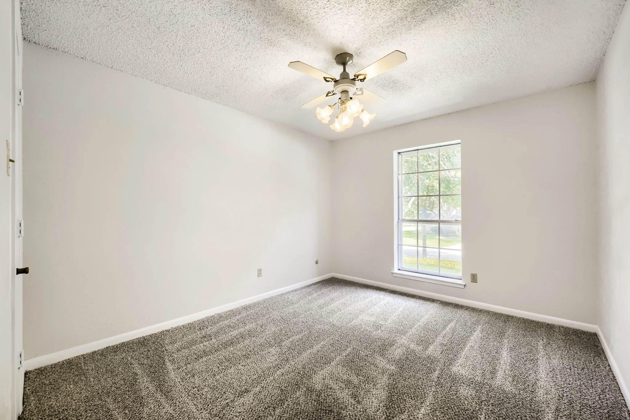 Single Family Residence For Sale in Tarrant County , 3712 Greenbriar Court, Colleyville, Texas 76034, 3 Bedroom, 2 Bathroom, 2 Garage spaces, 3,044 Sqft, built in 1977, mls#21207245, Real Estate Agent in Colleyville, Homes For Sale in Tarrant county, Homes For Sale in Colleyville, Realtor in Colleyville Texas, Real Estate Brokerage Independent Realty Texas, Luminita Cordes Realtor