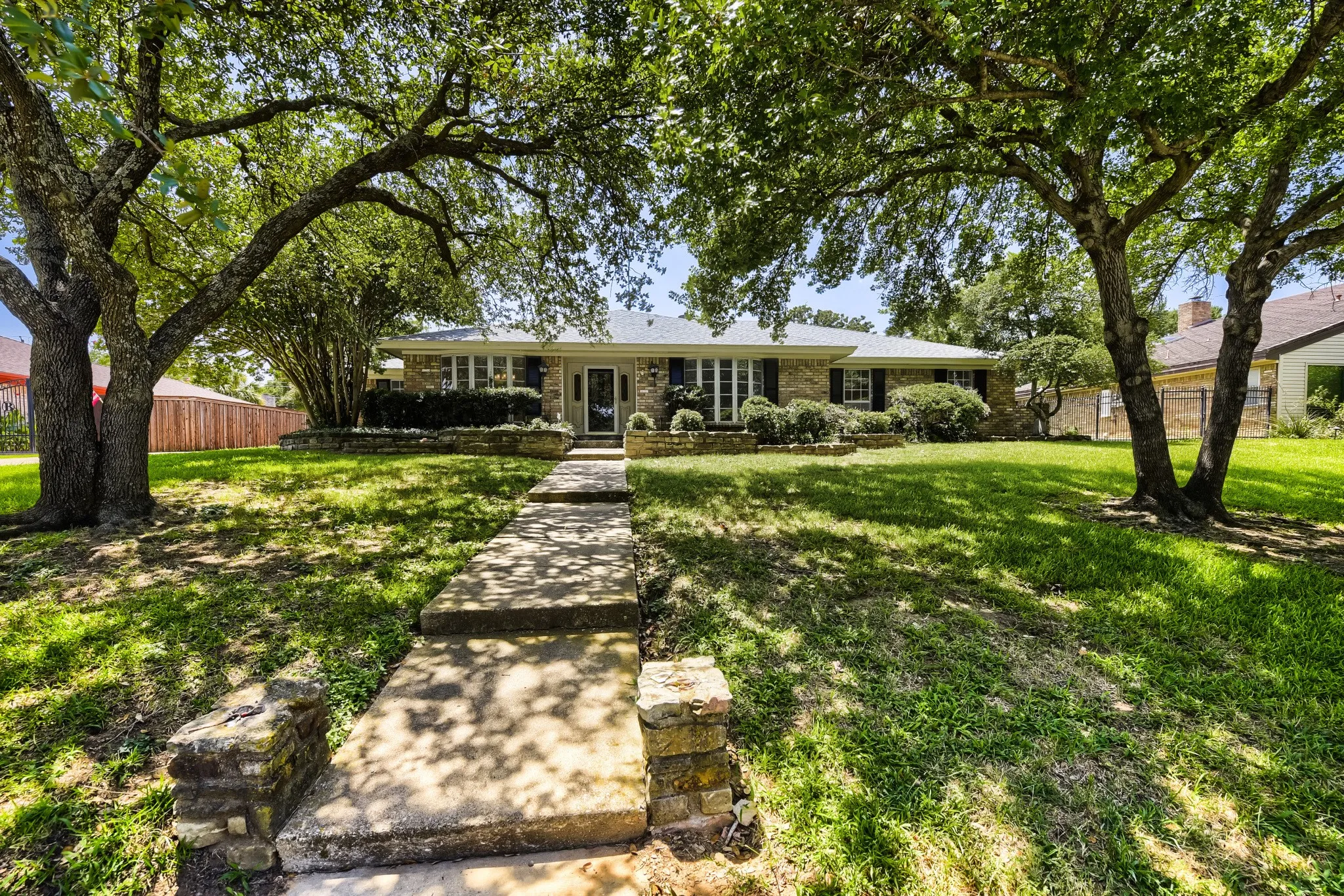 Single Family Residence For Sale in Tarrant County , 3712 Greenbriar Court, Colleyville, Texas 76034, 3 Bedroom, 2 Bathroom, 2 Garage spaces, 3,044 Sqft, built in 1977, mls#21207245, Real Estate Agent in Colleyville, Homes For Sale in Tarrant county, Homes For Sale in Colleyville, Realtor in Colleyville Texas, Real Estate Brokerage Independent Realty Texas, Luminita Cordes Realtor
