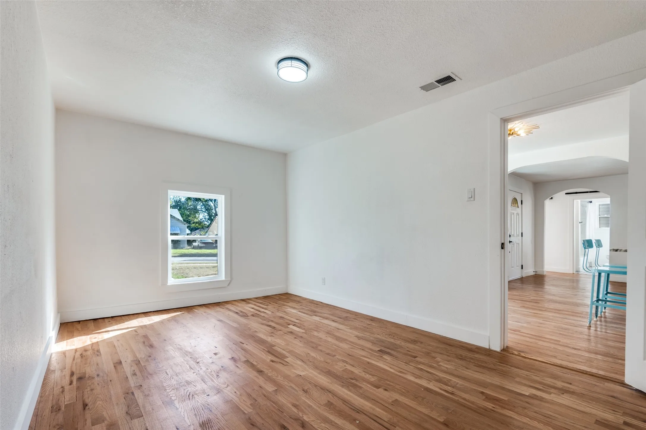 Single Family Residence For Rent in Dallas County , 927 S Franklin Street, Dallas, Texas 75211, 3 Bedroom, 2 Bathroom, Garage spaces, 1,095 Sqft, built in 1948, Price $2,600, mls#21339898, Real Estate Agent in Dallas, Homes For Rent in Dallas county, Homes For Rent in Dallas, Realtor in Dallas Texas, Real Estate Brokerage Independent Realty Texas, Luminita Cordes Realtor