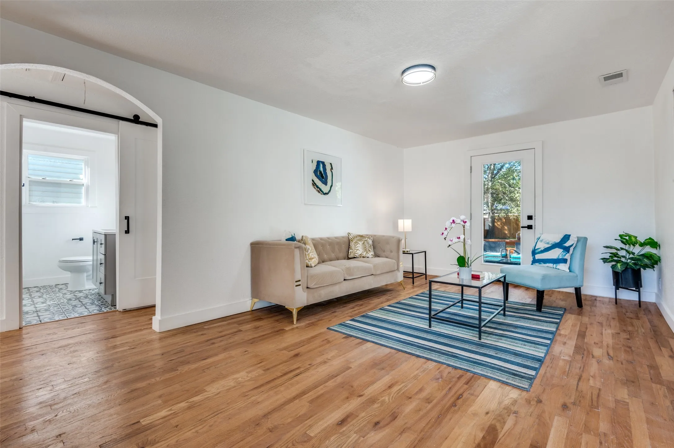 Single Family Residence For Rent in Dallas County , 927 S Franklin Street, Dallas, Texas 75211, 3 Bedroom, 2 Bathroom, Garage spaces, 1,095 Sqft, built in 1948, Price $2,600, mls#21339898, Real Estate Agent in Dallas, Homes For Rent in Dallas county, Homes For Rent in Dallas, Realtor in Dallas Texas, Real Estate Brokerage Independent Realty Texas, Luminita Cordes Realtor