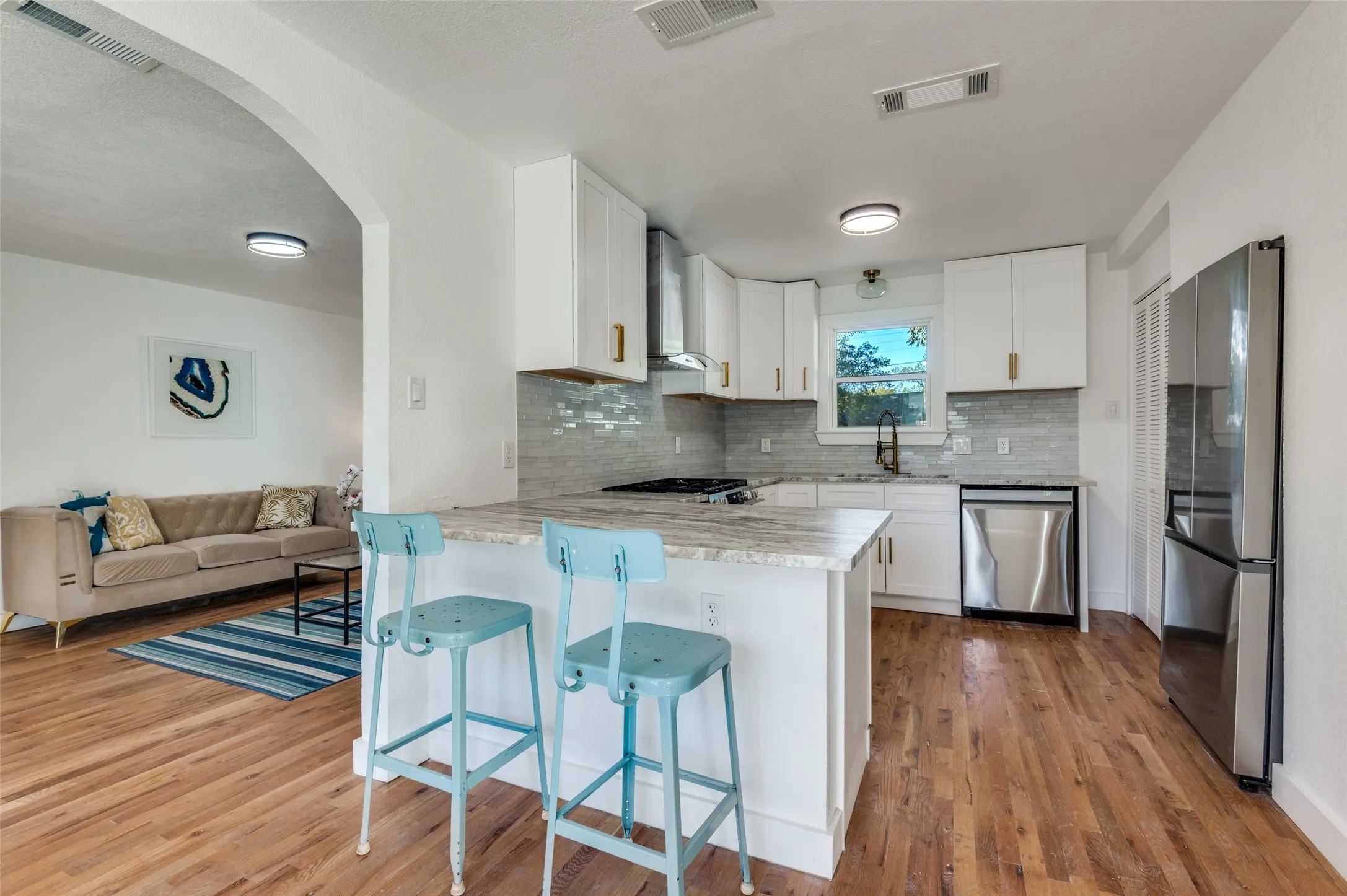 Single Family Residence For Rent in Dallas County , 927 S Franklin Street, Dallas, Texas 75211, 3 Bedroom, 2 Bathroom, Garage spaces, 1,095 Sqft, built in 1948, Price $2,600, mls#21339898, Real Estate Agent in Dallas, Homes For Rent in Dallas county, Homes For Rent in Dallas, Realtor in Dallas Texas, Real Estate Brokerage Independent Realty Texas, Luminita Cordes Realtor