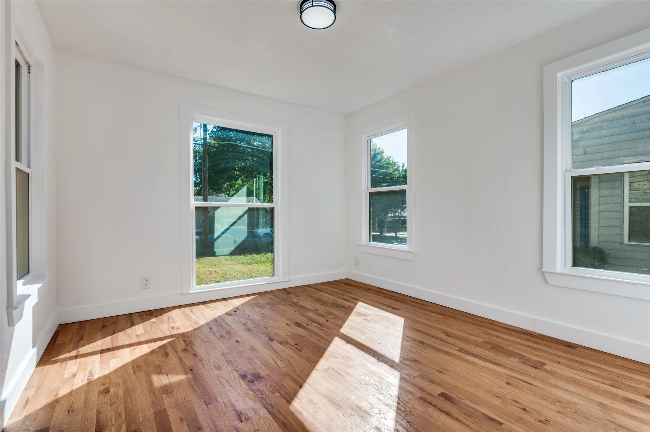 Single Family Residence For Rent in Dallas County , 927 S Franklin Street, Dallas, Texas 75211, 3 Bedroom, 2 Bathroom, Garage spaces, 1,095 Sqft, built in 1948, Price $2,600, mls#21339898, Real Estate Agent in Dallas, Homes For Rent in Dallas county, Homes For Rent in Dallas, Realtor in Dallas Texas, Real Estate Brokerage Independent Realty Texas, Luminita Cordes Realtor