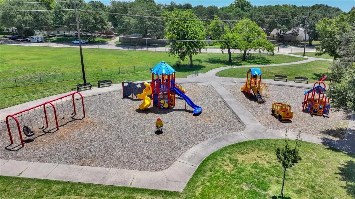 Single Family Residence For Sale in Collin County , 1609 Lake Hill Lane, Plano, Texas 75023, 4 Bedroom, 3 Bathroom, 2 Garage spaces, 3,179 Sqft, built in 1973, mls#21336571, Real Estate Agent in Plano, Homes For Sale in Collin county, Homes For Sale in Plano, Realtor in Plano Texas, Real Estate Brokerage Independent Realty Texas, Luminita Cordes Realtor