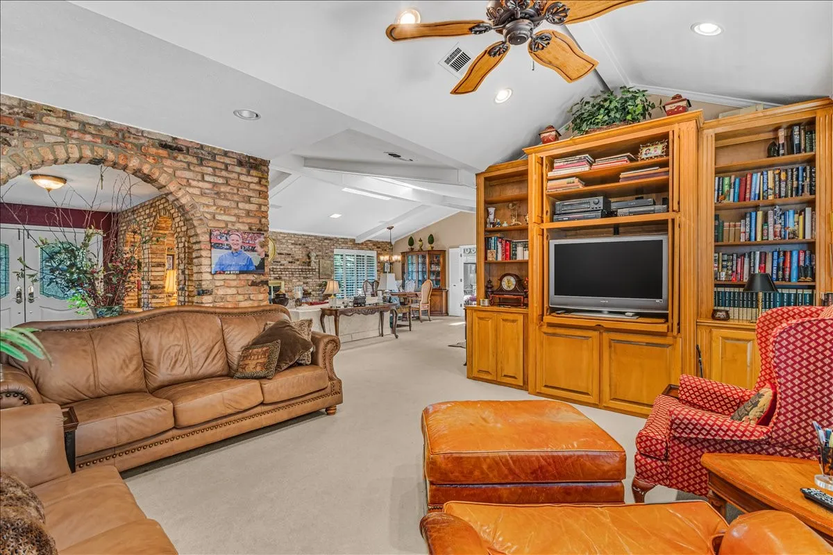 Single Family Residence For Sale in Collin County , 1609 Lake Hill Lane, Plano, Texas 75023, 4 Bedroom, 3 Bathroom, 2 Garage spaces, 3,179 Sqft, built in 1973, mls#21336571, Real Estate Agent in Plano, Homes For Sale in Collin county, Homes For Sale in Plano, Realtor in Plano Texas, Real Estate Brokerage Independent Realty Texas, Luminita Cordes Realtor