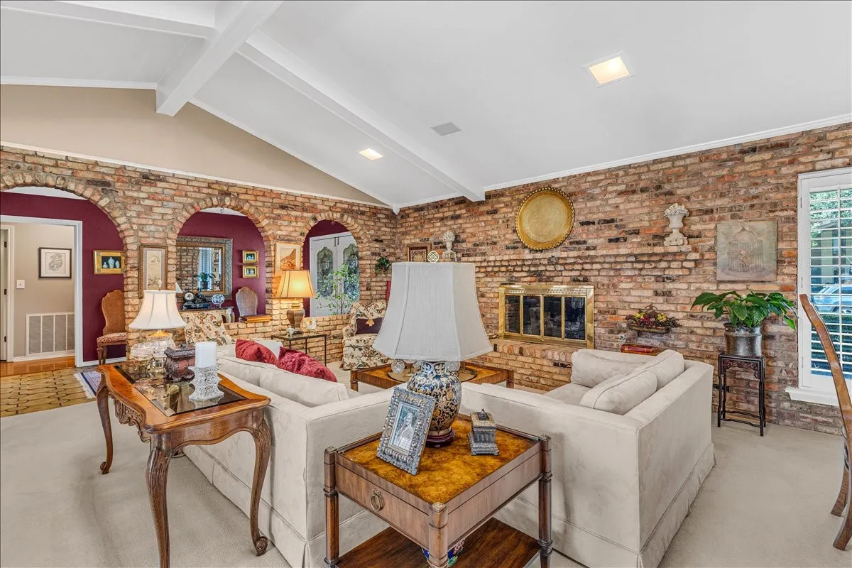 Single Family Residence For Sale in Collin County , 1609 Lake Hill Lane, Plano, Texas 75023, 4 Bedroom, 3 Bathroom, 2 Garage spaces, 3,179 Sqft, built in 1973, mls#21336571, Real Estate Agent in Plano, Homes For Sale in Collin county, Homes For Sale in Plano, Realtor in Plano Texas, Real Estate Brokerage Independent Realty Texas, Luminita Cordes Realtor