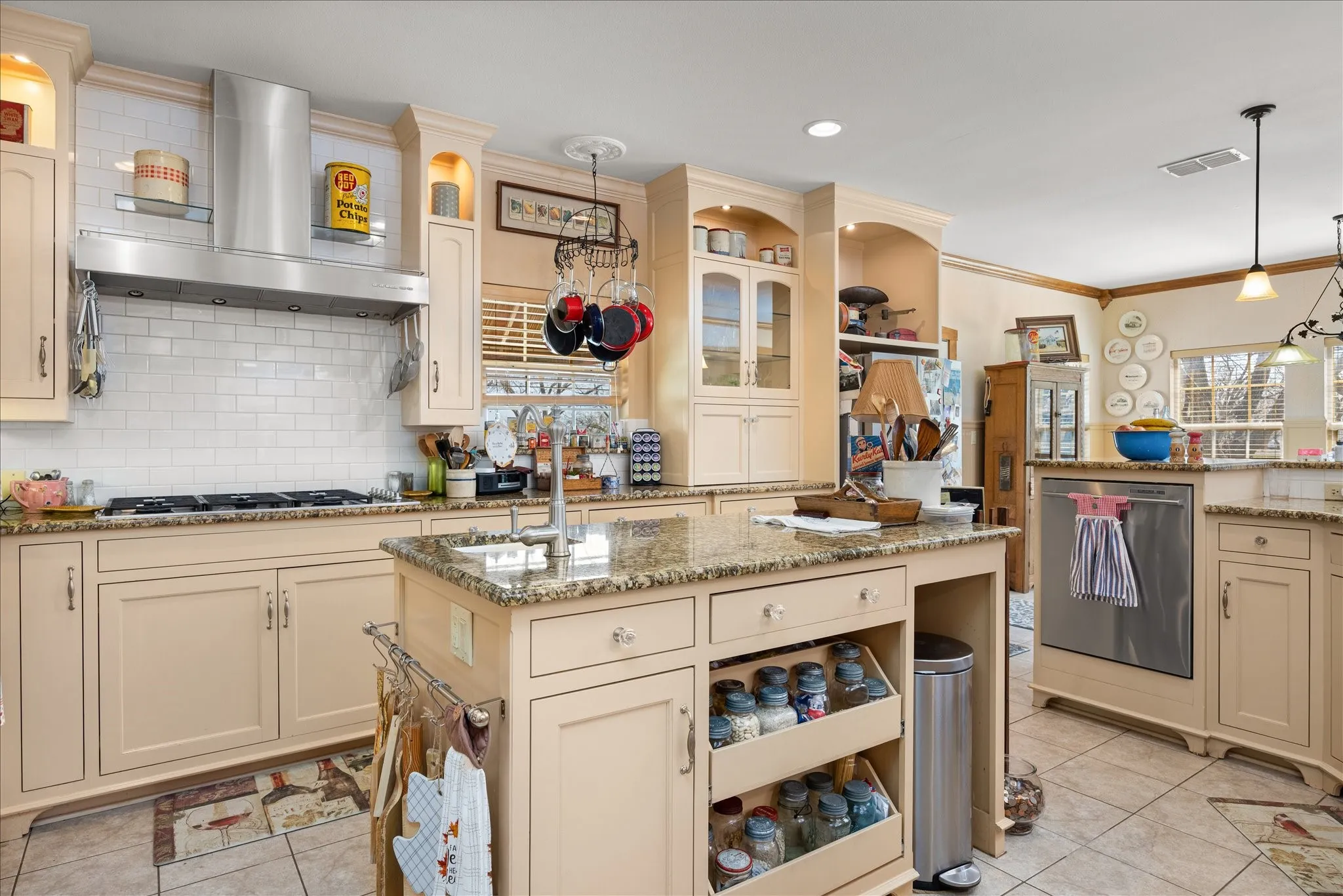 Single Family Residence For Sale in Hood County , 9001 Sawgrass Court, Granbury, Texas 76049, 4 Bedroom, 5 Bathroom, 3 Garage spaces, 3,911 Sqft, built in 2007, mls#21338158, Real Estate Agent in Granbury, Homes For Sale in Hood county, Homes For Sale in Granbury, Realtor in Granbury Texas, Real Estate Brokerage Independent Realty Texas, Luminita Cordes Realtor