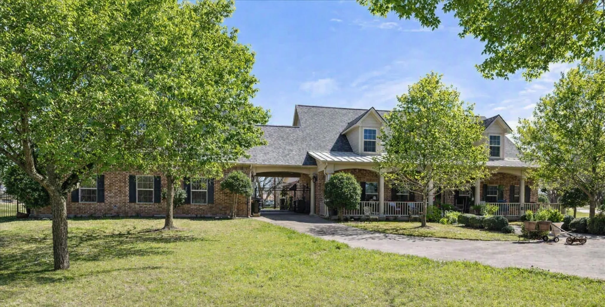 Single Family Residence For Sale in Hood County , 9001 Sawgrass Court, Granbury, Texas 76049, 4 Bedroom, 5 Bathroom, 3 Garage spaces, 3,911 Sqft, built in 2007, mls#21338158, Real Estate Agent in Granbury, Homes For Sale in Hood county, Homes For Sale in Granbury, Realtor in Granbury Texas, Real Estate Brokerage Independent Realty Texas, Luminita Cordes Realtor