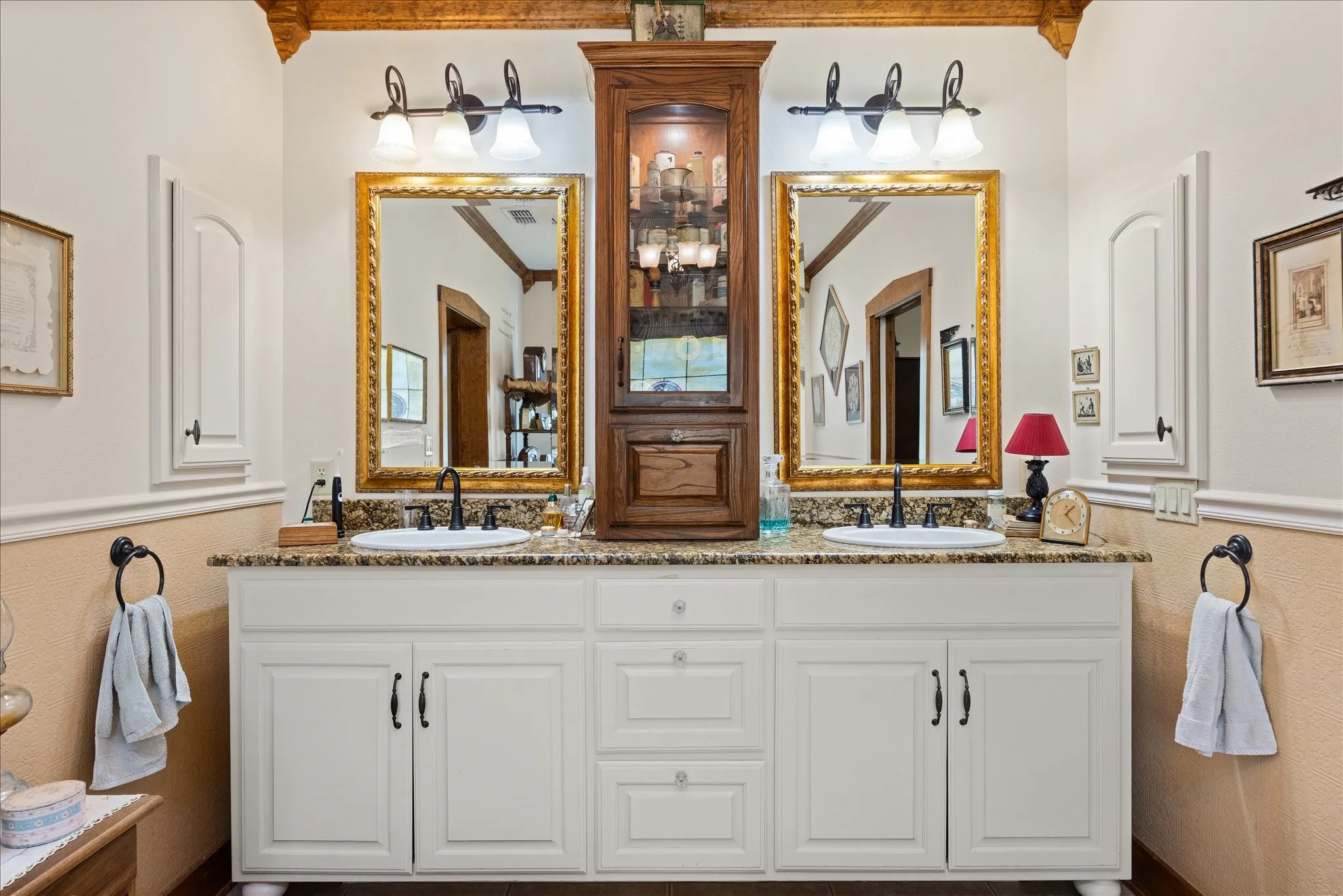 Single Family Residence For Sale in Hood County , 9001 Sawgrass Court, Granbury, Texas 76049, 4 Bedroom, 5 Bathroom, 3 Garage spaces, 3,911 Sqft, built in 2007, mls#21338158, Real Estate Agent in Granbury, Homes For Sale in Hood county, Homes For Sale in Granbury, Realtor in Granbury Texas, Real Estate Brokerage Independent Realty Texas, Luminita Cordes Realtor