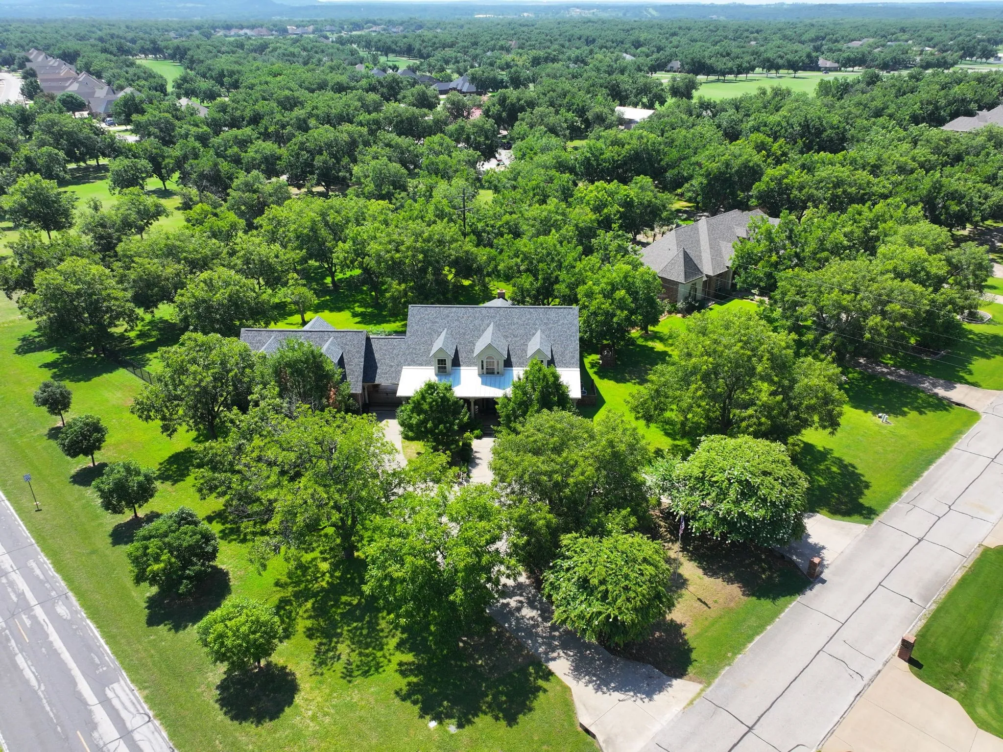 Single Family Residence For Sale in Hood County , 9001 Sawgrass Court, Granbury, Texas 76049, 4 Bedroom, 5 Bathroom, 3 Garage spaces, 3,911 Sqft, built in 2007, mls#21338158, Real Estate Agent in Granbury, Homes For Sale in Hood county, Homes For Sale in Granbury, Realtor in Granbury Texas, Real Estate Brokerage Independent Realty Texas, Luminita Cordes Realtor