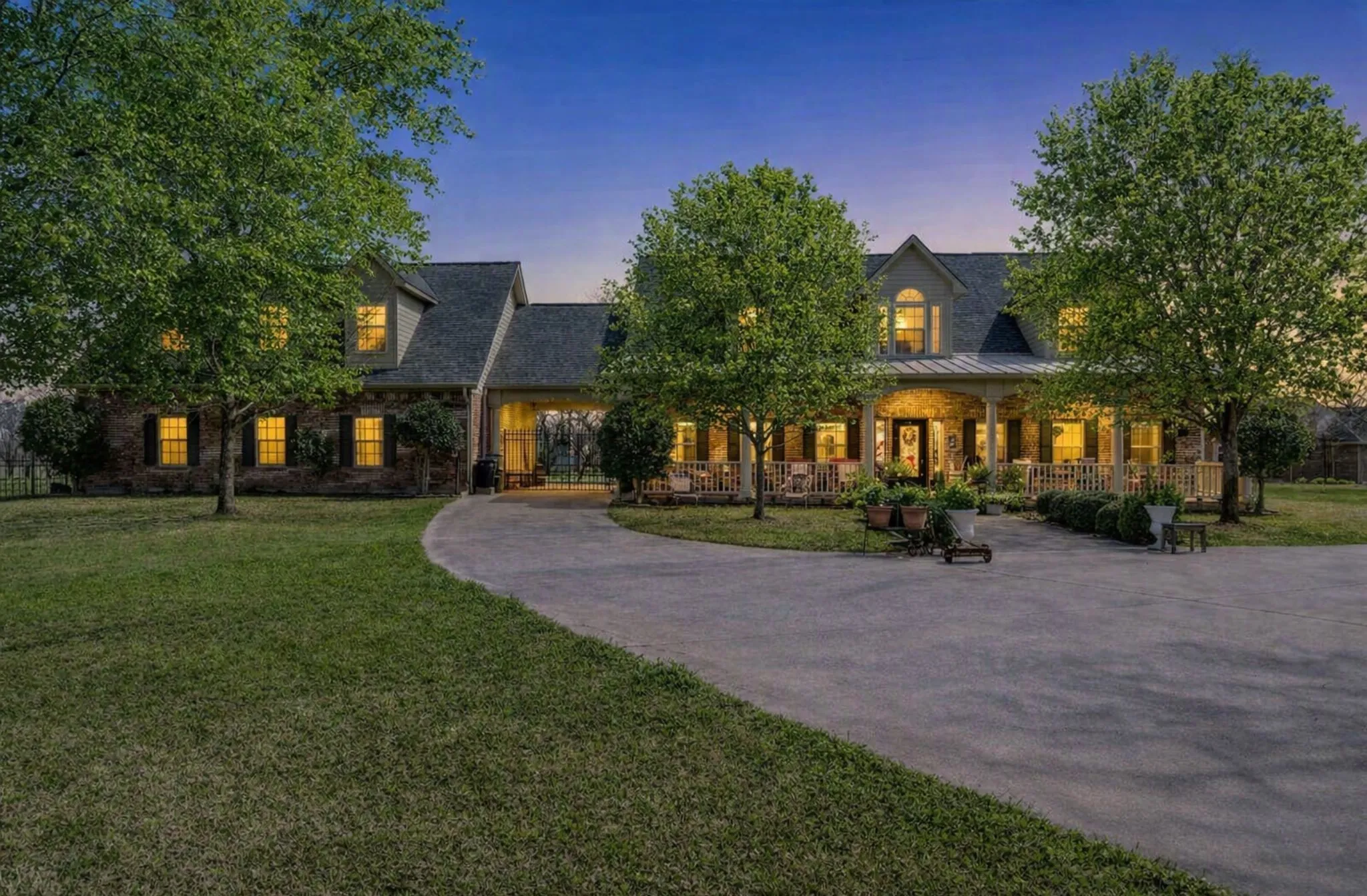 Single Family Residence For Sale in Hood County , 9001 Sawgrass Court, Granbury, Texas 76049, 4 Bedroom, 5 Bathroom, 3 Garage spaces, 3,911 Sqft, built in 2007, mls#21338158, Real Estate Agent in Granbury, Homes For Sale in Hood county, Homes For Sale in Granbury, Realtor in Granbury Texas, Real Estate Brokerage Independent Realty Texas, Luminita Cordes Realtor