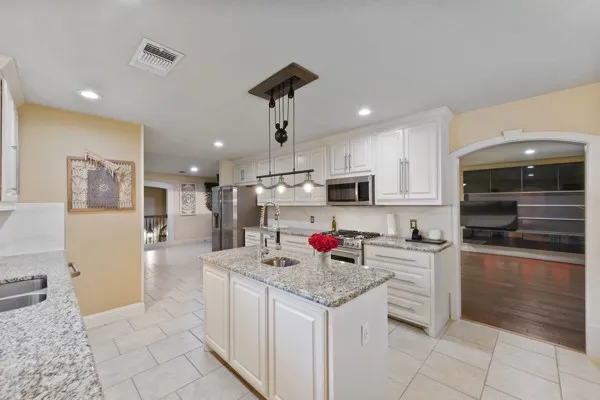 Single Family Residence For Sale in Tarrant County , 1806 Old Oak Drive, Arlington, Texas 76012, 6 Bedroom, 5 Bathroom, 2 Garage spaces, 4,658 Sqft, built in 1999, mls#21337754, Real Estate Agent in Arlington, Homes For Sale in Tarrant county, Homes For Sale in Arlington, Realtor in Arlington Texas, Real Estate Brokerage Independent Realty Texas, Luminita Cordes Realtor