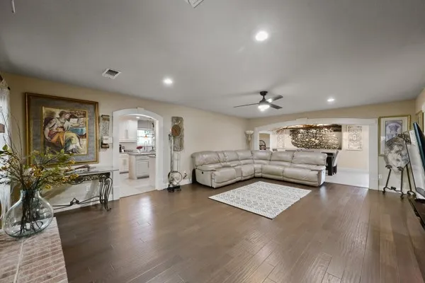 Single Family Residence For Sale in Tarrant County , 1806 Old Oak Drive, Arlington, Texas 76012, 6 Bedroom, 5 Bathroom, 2 Garage spaces, 4,658 Sqft, built in 1999, mls#21337754, Real Estate Agent in Arlington, Homes For Sale in Tarrant county, Homes For Sale in Arlington, Realtor in Arlington Texas, Real Estate Brokerage Independent Realty Texas, Luminita Cordes Realtor