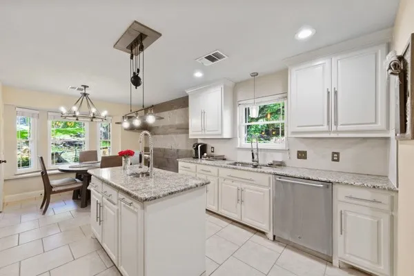 Single Family Residence For Sale in Tarrant County , 1806 Old Oak Drive, Arlington, Texas 76012, 6 Bedroom, 5 Bathroom, 2 Garage spaces, 4,658 Sqft, built in 1999, mls#21337754, Real Estate Agent in Arlington, Homes For Sale in Tarrant county, Homes For Sale in Arlington, Realtor in Arlington Texas, Real Estate Brokerage Independent Realty Texas, Luminita Cordes Realtor
