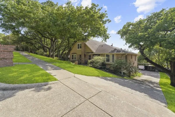 Single Family Residence For Sale in Tarrant County , 1806 Old Oak Drive, Arlington, Texas 76012, 6 Bedroom, 5 Bathroom, 2 Garage spaces, 4,658 Sqft, built in 1999, mls#21337754, Real Estate Agent in Arlington, Homes For Sale in Tarrant county, Homes For Sale in Arlington, Realtor in Arlington Texas, Real Estate Brokerage Independent Realty Texas, Luminita Cordes Realtor