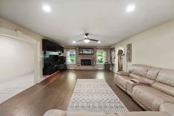 Single Family Residence For Sale in Tarrant County , 1806 Old Oak Drive, Arlington, Texas 76012, 6 Bedroom, 5 Bathroom, 2 Garage spaces, 4,658 Sqft, built in 1999, mls#21337754, Real Estate Agent in Arlington, Homes For Sale in Tarrant county, Homes For Sale in Arlington, Realtor in Arlington Texas, Real Estate Brokerage Independent Realty Texas, Luminita Cordes Realtor